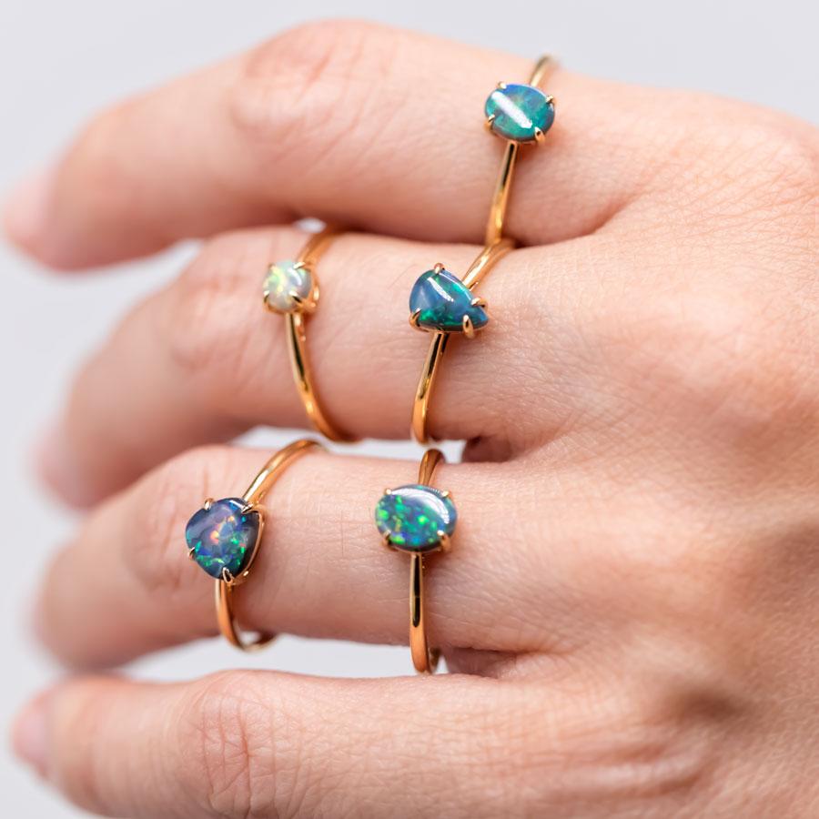 Birnenförmiger australischer schwarzer Opal-Verlobungsring aus 18 Karat Gelbgold (Arts and Crafts) im Angebot