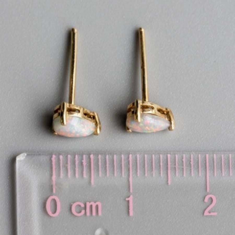 Boucles d'oreilles en or jaune 14K avec opale australienne massive en forme de poire en vente 1