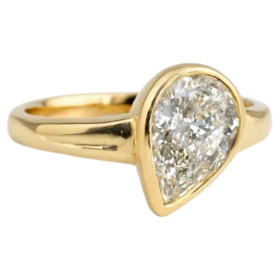 Anello con diamante da 1 carato a taglio a pera incastonato a castone in oro giallo 14K