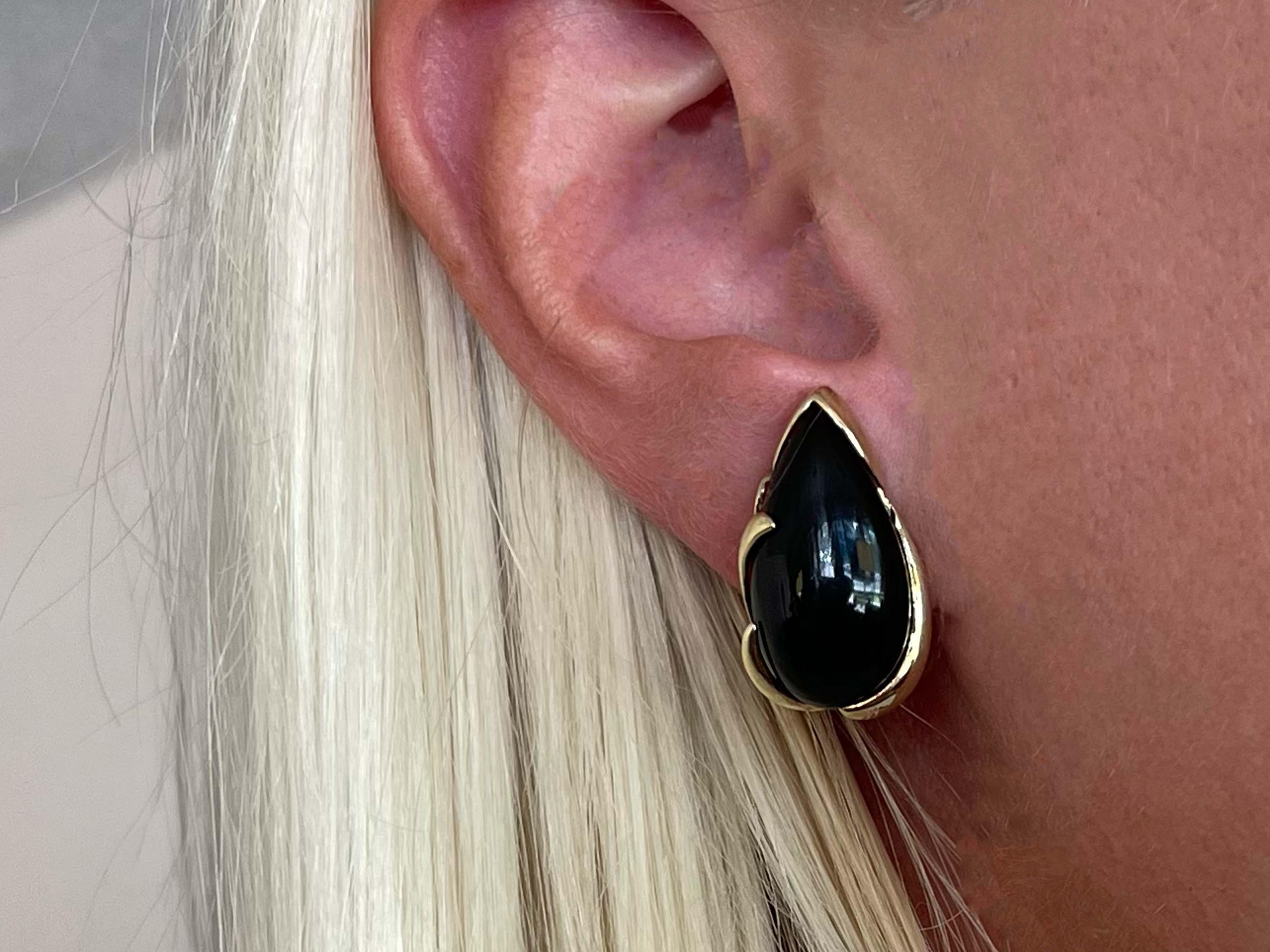Item Specifications:

Metal: 14K Yellow Gold 

​Weight: 7.3 Grams

Onyx Diameter: 20 mm x 11 mm x 5.8 mm

Earring Length: 22 mm 

Condition: Vintage, excellent