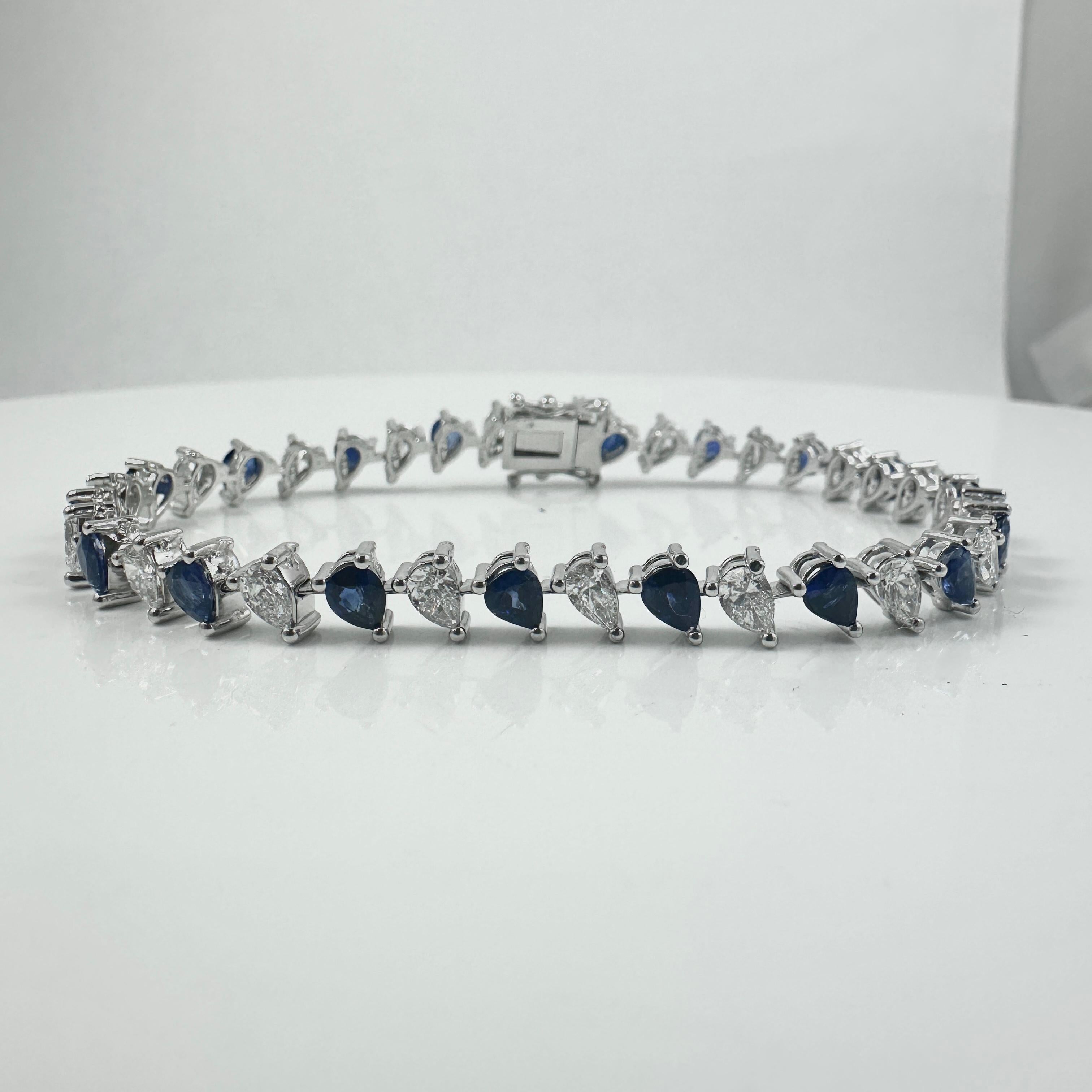 Dieses elegante Armband zeigt die zeitlose Anziehungskraft birnenförmiger natürlicher blauer Saphire, die von funkelnden Diamanten im Brillantschliff akzentuiert werden. Die insgesamt ca. 6,76 Karat schweren Edelsteine haben einen tiefen, samtigen,