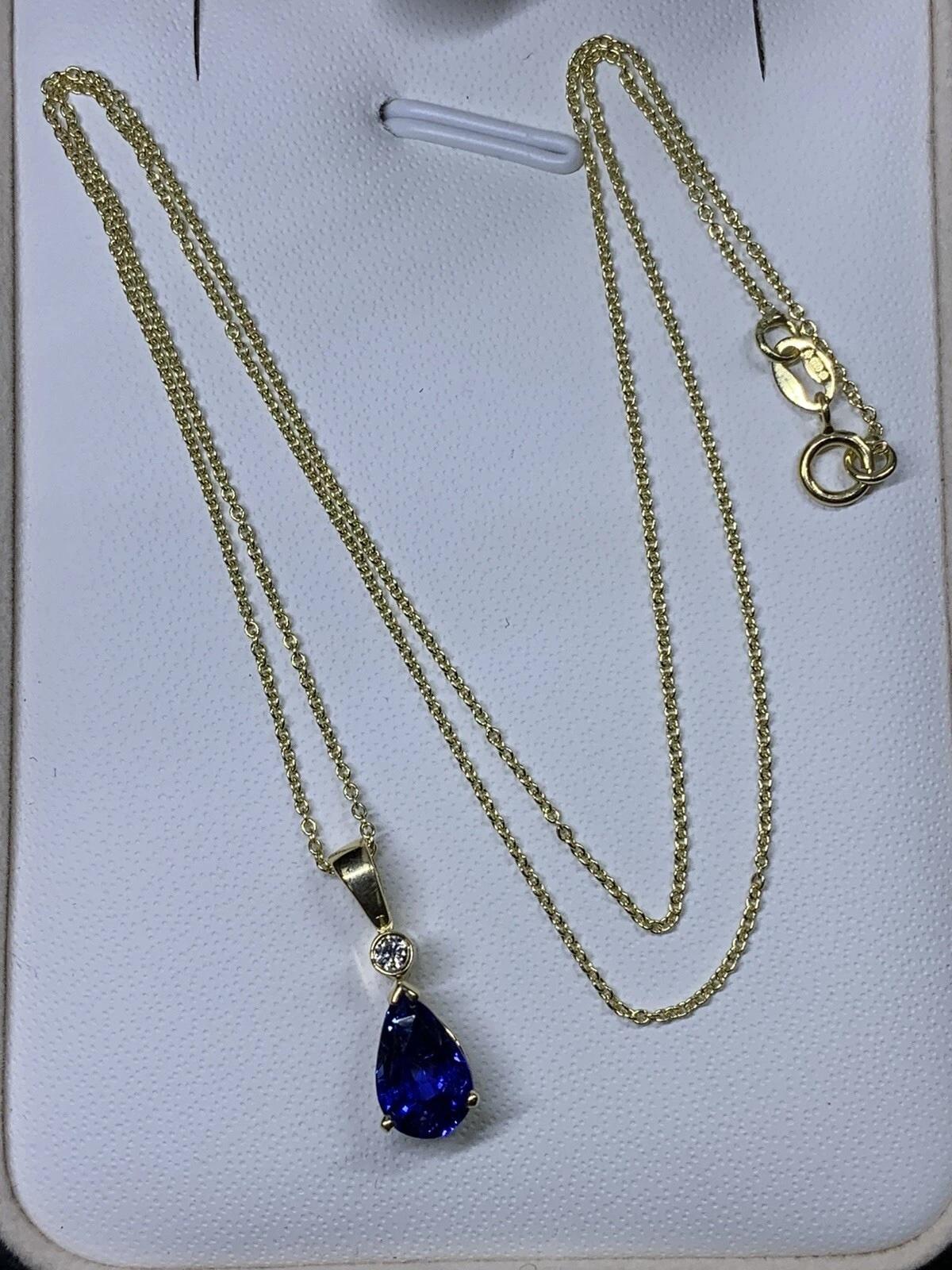 Pear-shaped blue sapphire and diamond pendant necklace 18k yellow gold In New Condition For Sale In London, GB