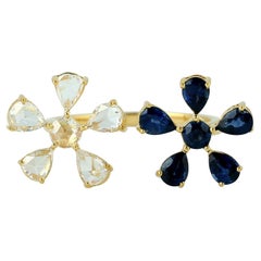 Anillo Entre Dedos de Zafiro Azul y Diamante en Forma de Pera en Oro Amarillo de 18k