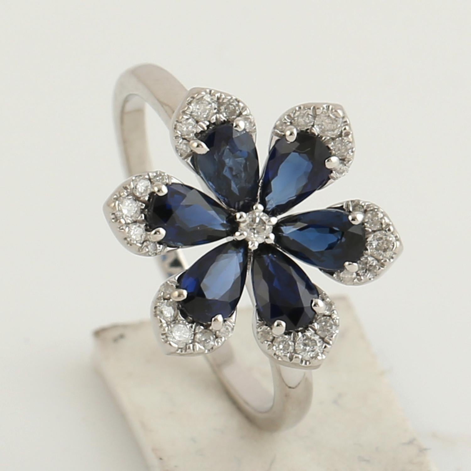 Anello con fiore di zaffiro blu e diamante a forma di pera in oro bianco 18 carati in vendita 3