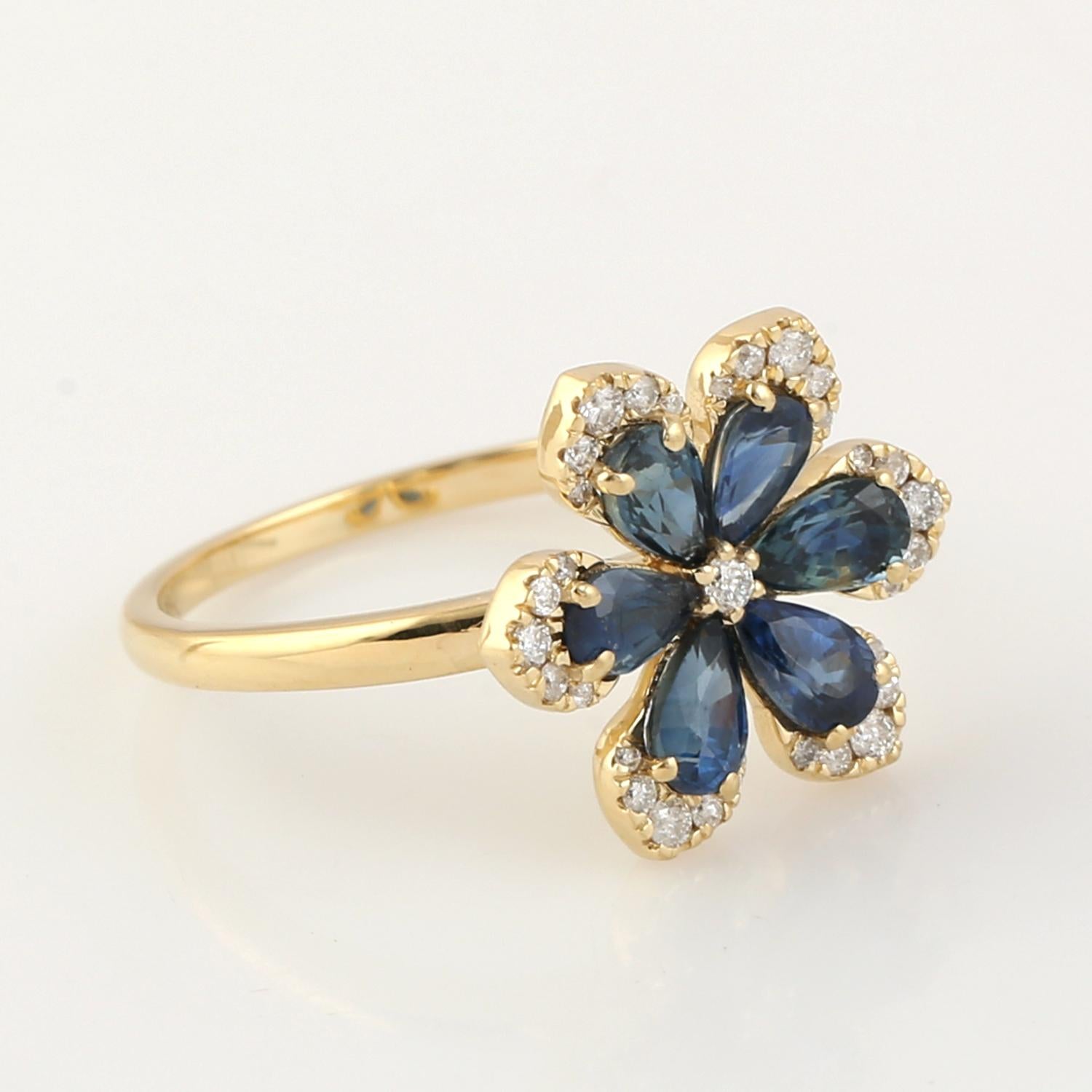 Artigiano Anello con fiore di zaffiro blu e diamante a forma di pera in oro bianco 18 carati in vendita
