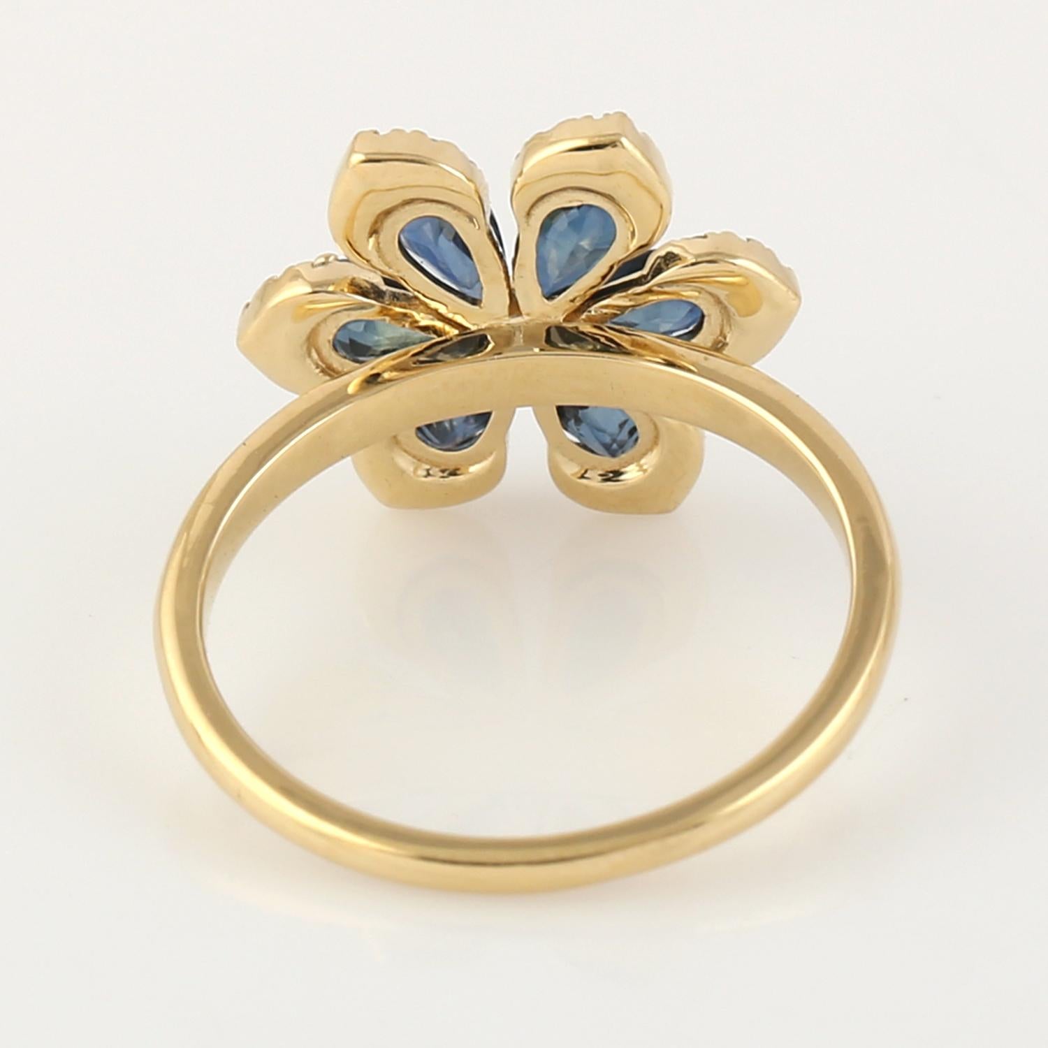 Taglio misto Anello con fiore di zaffiro blu e diamante a forma di pera in oro bianco 18 carati in vendita