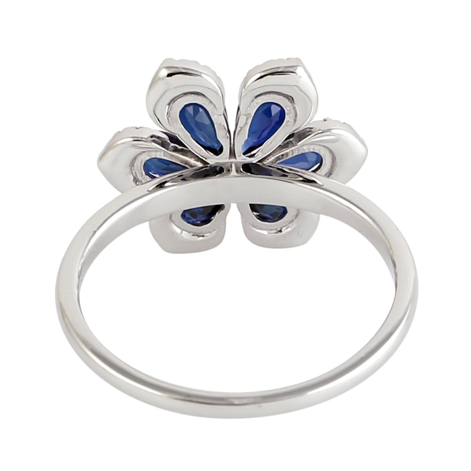 Anello con fiore di zaffiro blu e diamante a forma di pera in oro bianco 18 carati In condizioni Nuovo in vendita a New York, NY