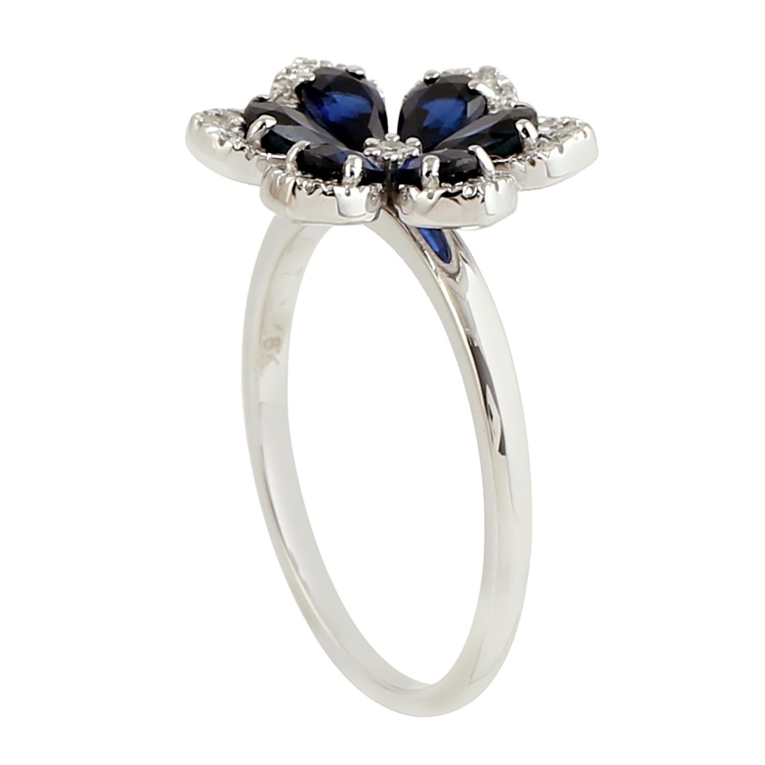 Donna Anello con fiore di zaffiro blu e diamante a forma di pera in oro bianco 18 carati in vendita