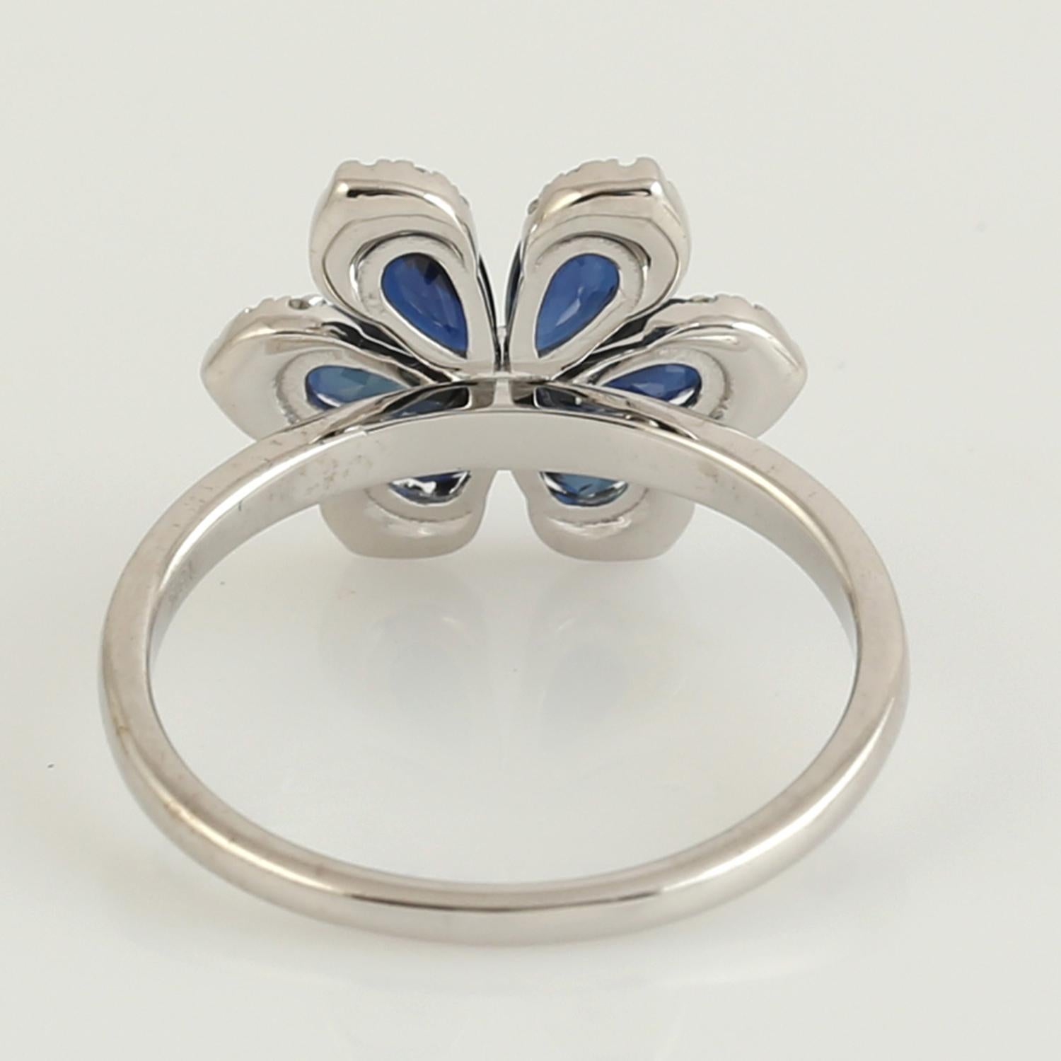 Anello con fiore di zaffiro blu e diamante a forma di pera in oro bianco 18 carati in vendita 2