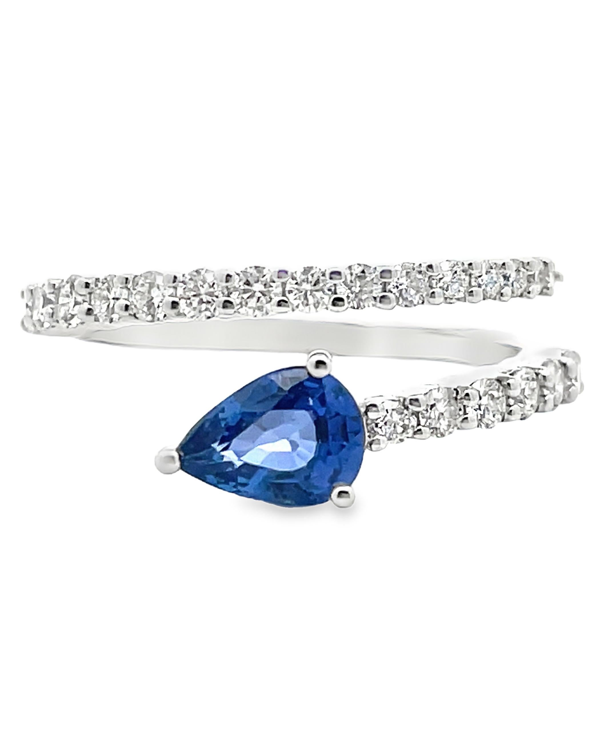Bypass-Ring aus 14 Karat Weißgold mit runden Diamanten von insgesamt 0,81 Karat und einem birnenförmigen blauen Saphir von 0,49 Karat.  

- Fingergröße 6.5, kann um bis zu 2 Größen vergrößert oder verkleinert werden