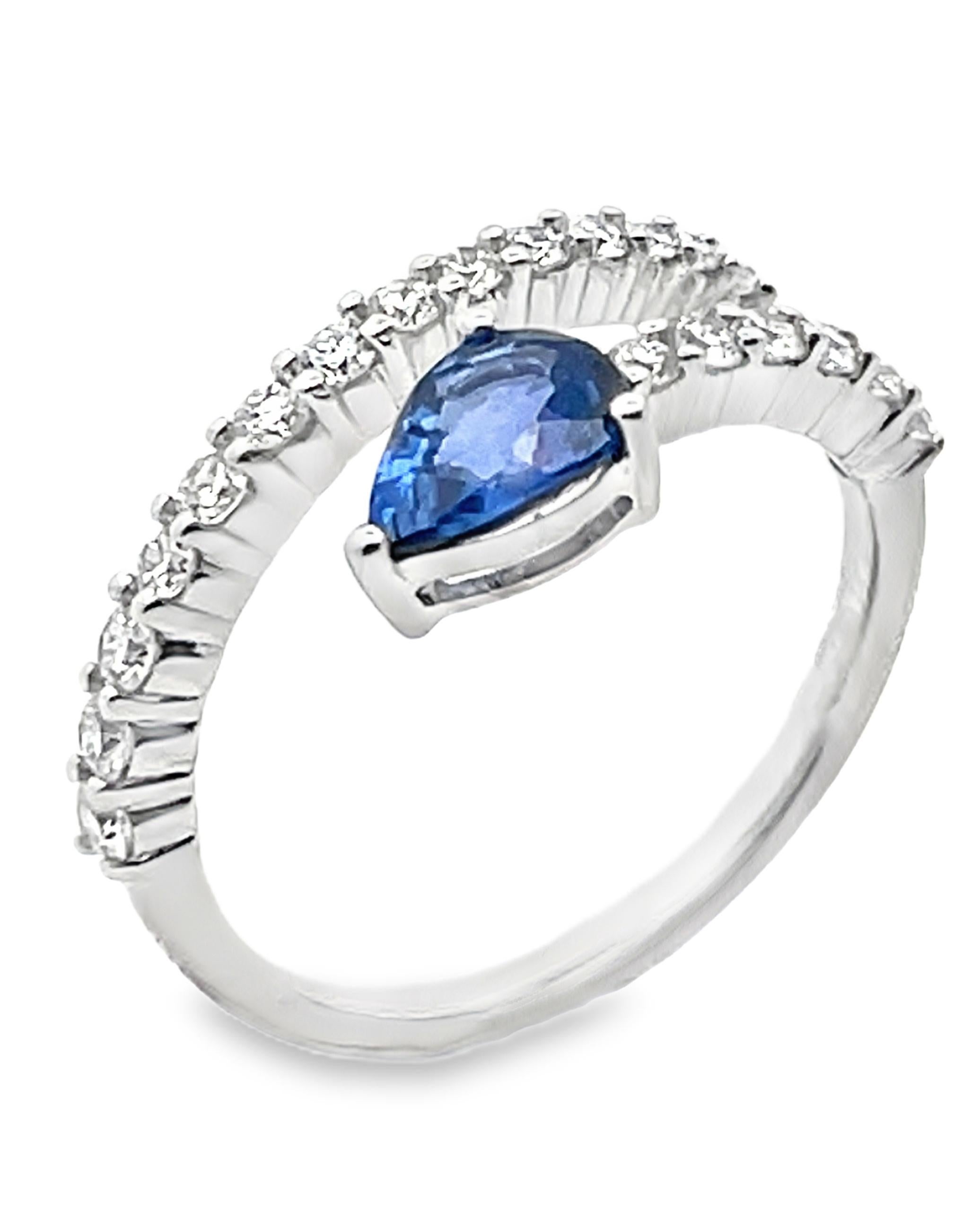 Moderner Bypass-Ring mit birnenförmigem blauem Saphir aus 14K Weißgold mit Diamanten (Zeitgenössisch) im Angebot