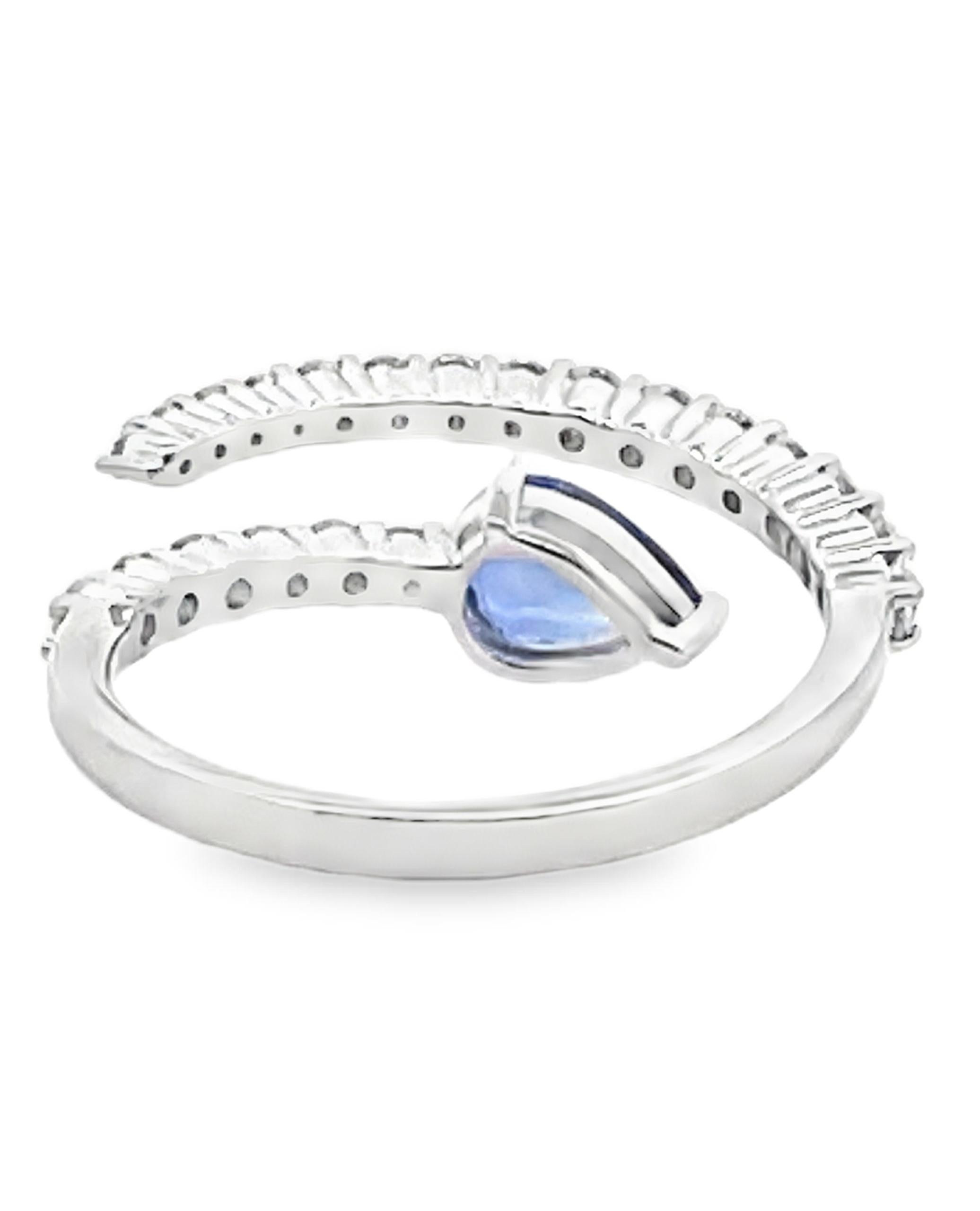 Moderner Bypass-Ring mit birnenförmigem blauem Saphir aus 14K Weißgold mit Diamanten im Zustand „Neu“ im Angebot in Old Tappan, NJ