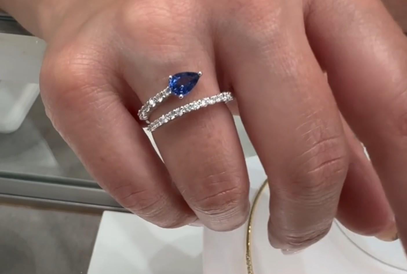 Moderner Bypass-Ring mit birnenförmigem blauem Saphir aus 14K Weißgold mit Diamanten im Angebot 2