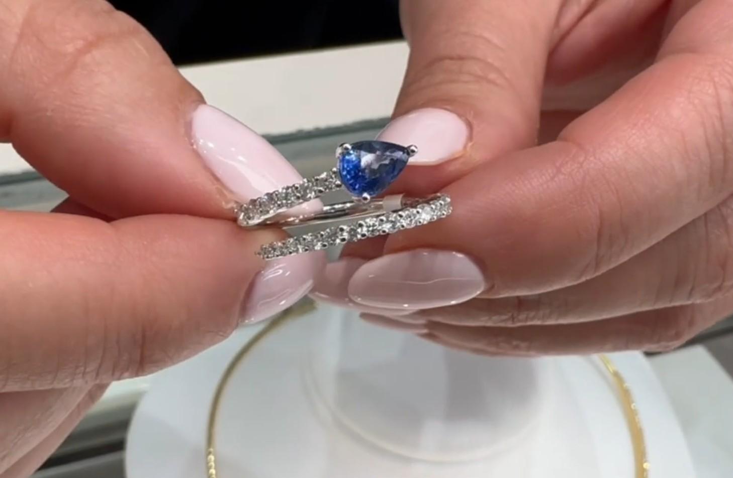 Moderner Bypass-Ring mit birnenförmigem blauem Saphir aus 14K Weißgold mit Diamanten im Angebot 3