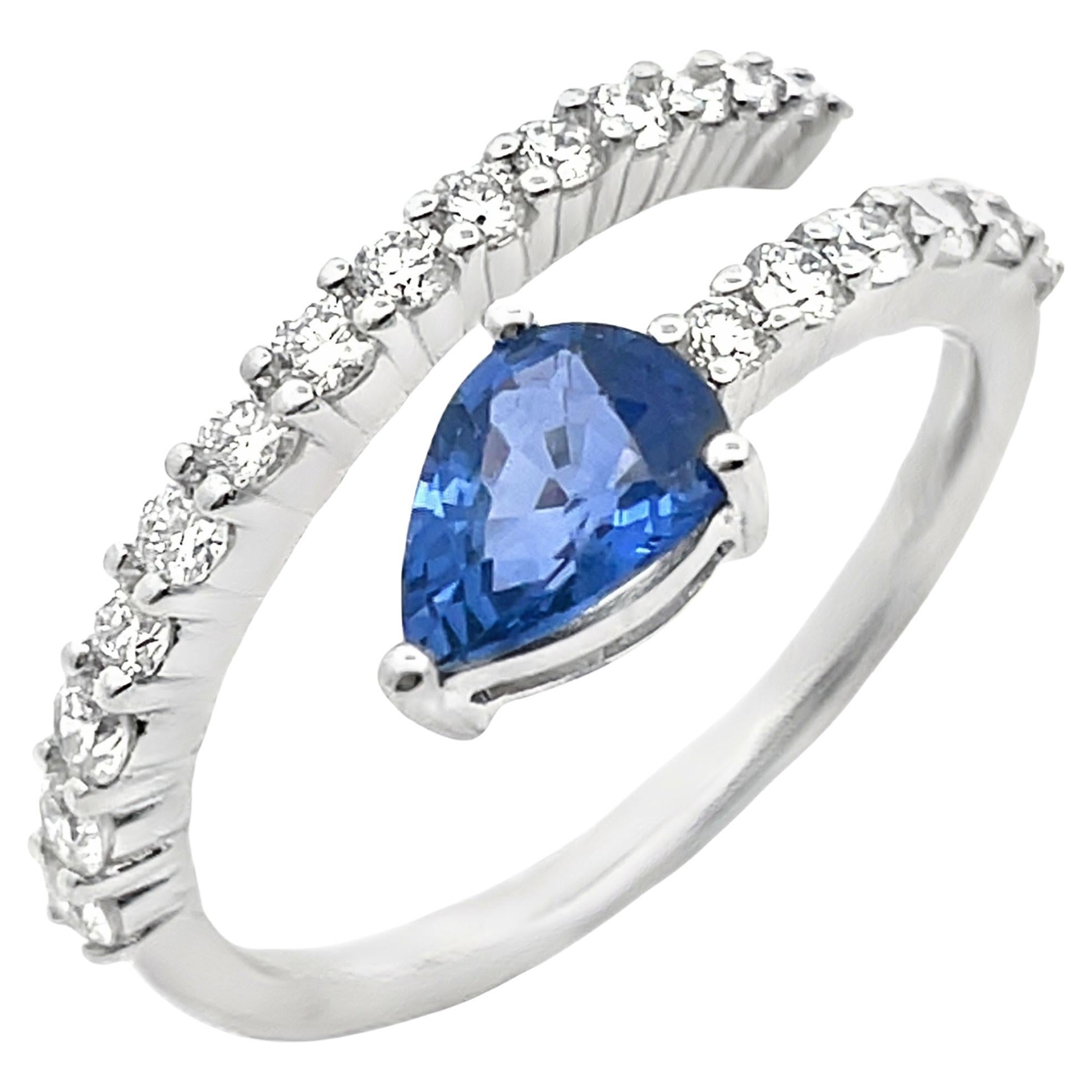 Moderner Bypass-Ring mit birnenförmigem blauem Saphir aus 14K Weißgold mit Diamanten im Angebot