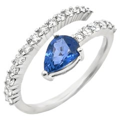 Moderner Bypass-Ring mit birnenförmigem blauem Saphir aus 14K Weißgold mit Diamanten