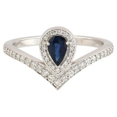 Anello con zaffiro blu a forma di pera e pavé di diamanti in oro bianco 18 ct.