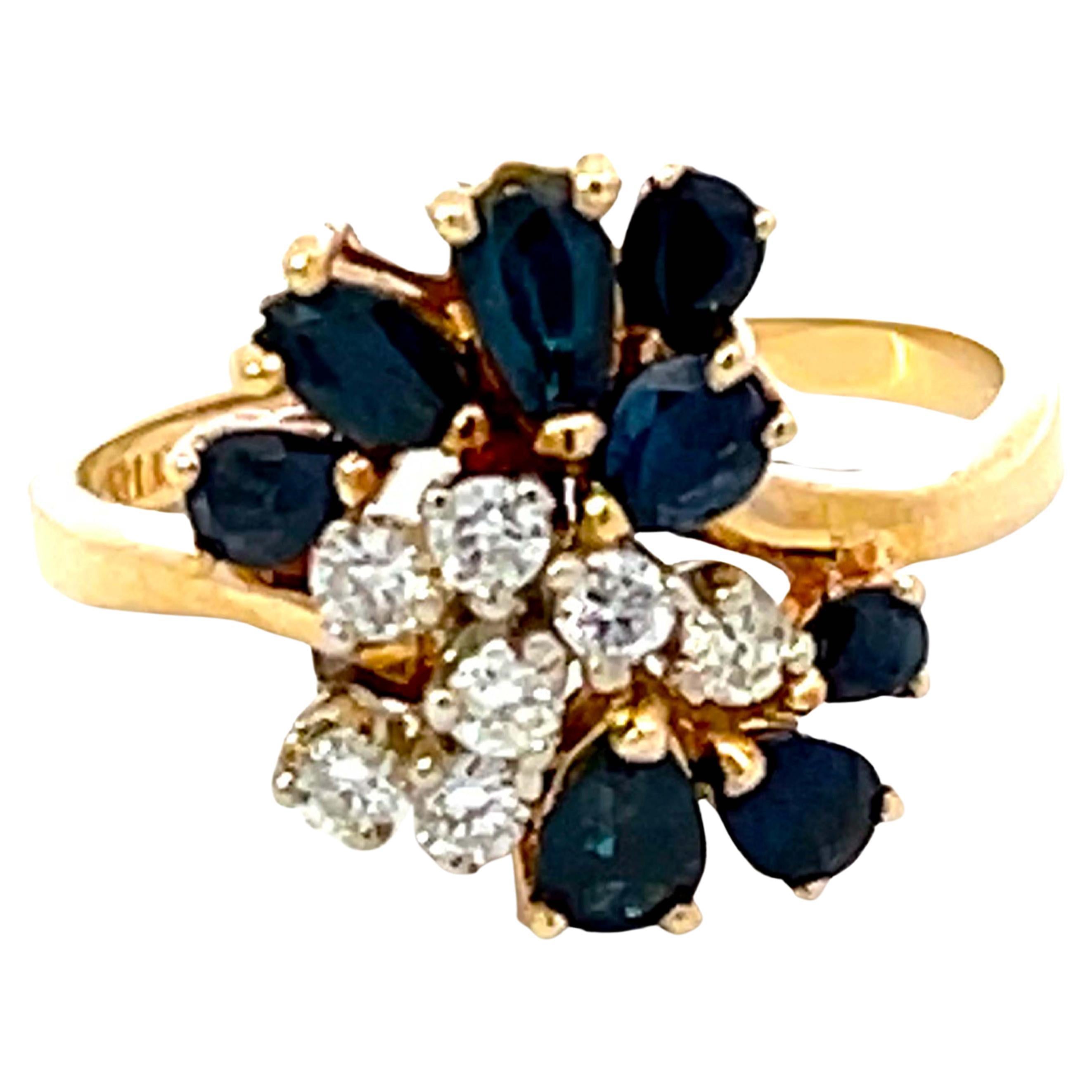 Ring aus 14 Karat Gelbgold mit birnenförmigen blauen Saphiren und Diamanten im Angebot