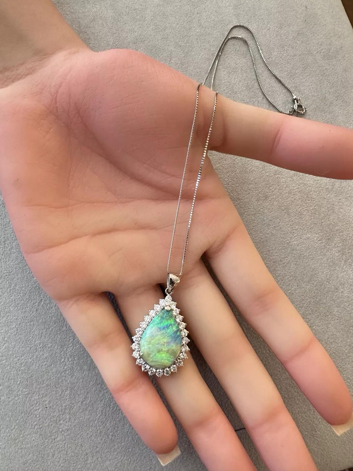 Collana con ciondolo Boulder Opale e diamanti a forma di pera in platino 

La collana con ciondolo Boulder Opal e Diamanti presenta un'Opale Boulder a forma di pera con un mix di sfondo chiaro e scuro e un gioco di verdi, blu e arancioni circondato