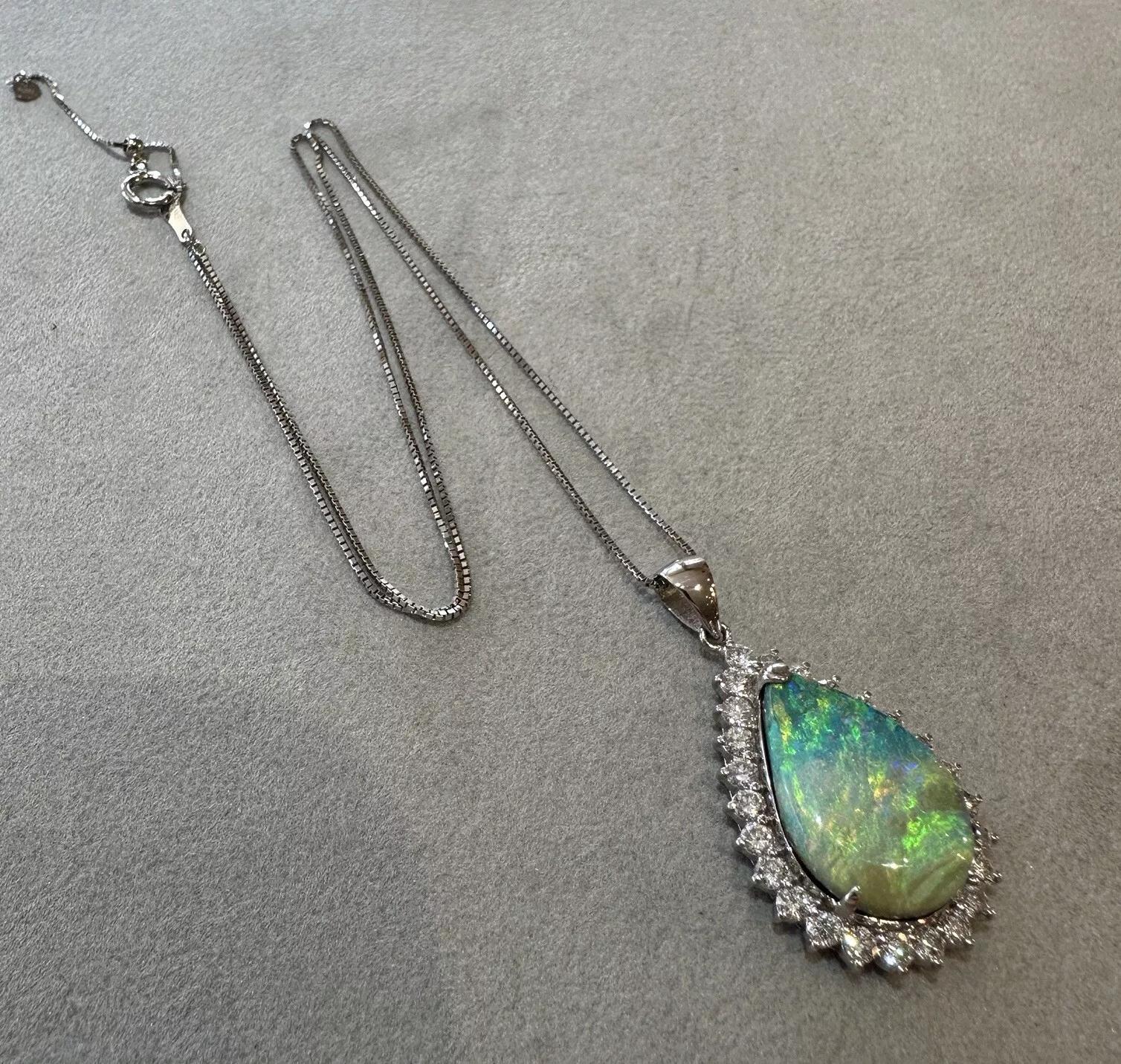 Donna Collana con ciondolo Boulder Opale e diamanti a forma di pera in platino in vendita