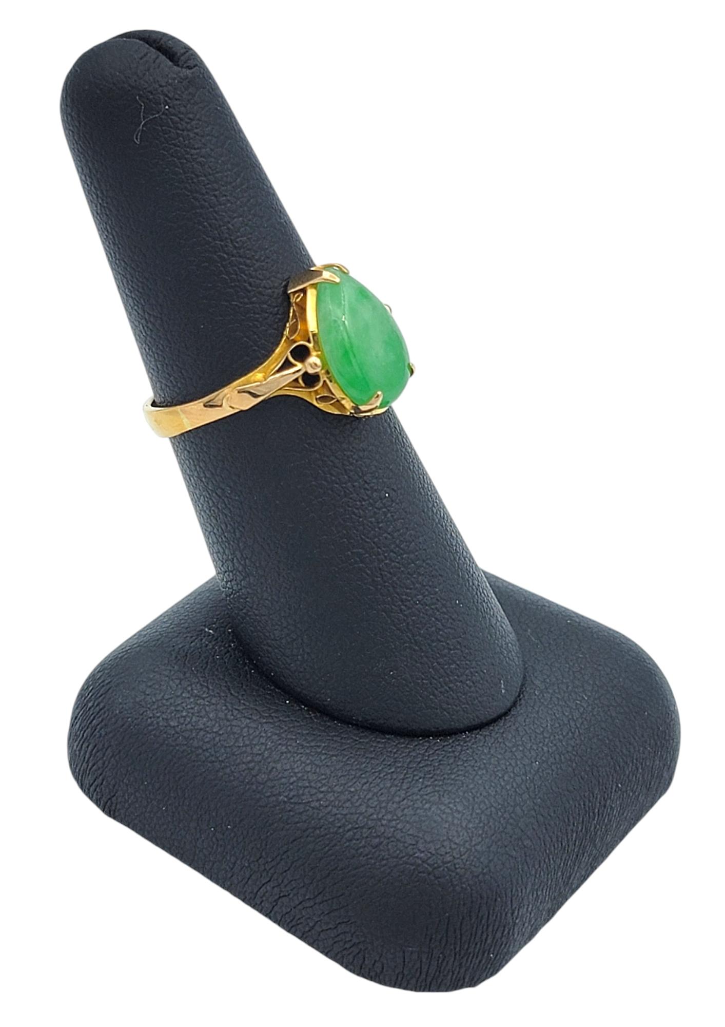 Birnenförmiger Cabochon gefärbter Jadeit Vintage 18 Karat Gelbgold Ring im Angebot 4