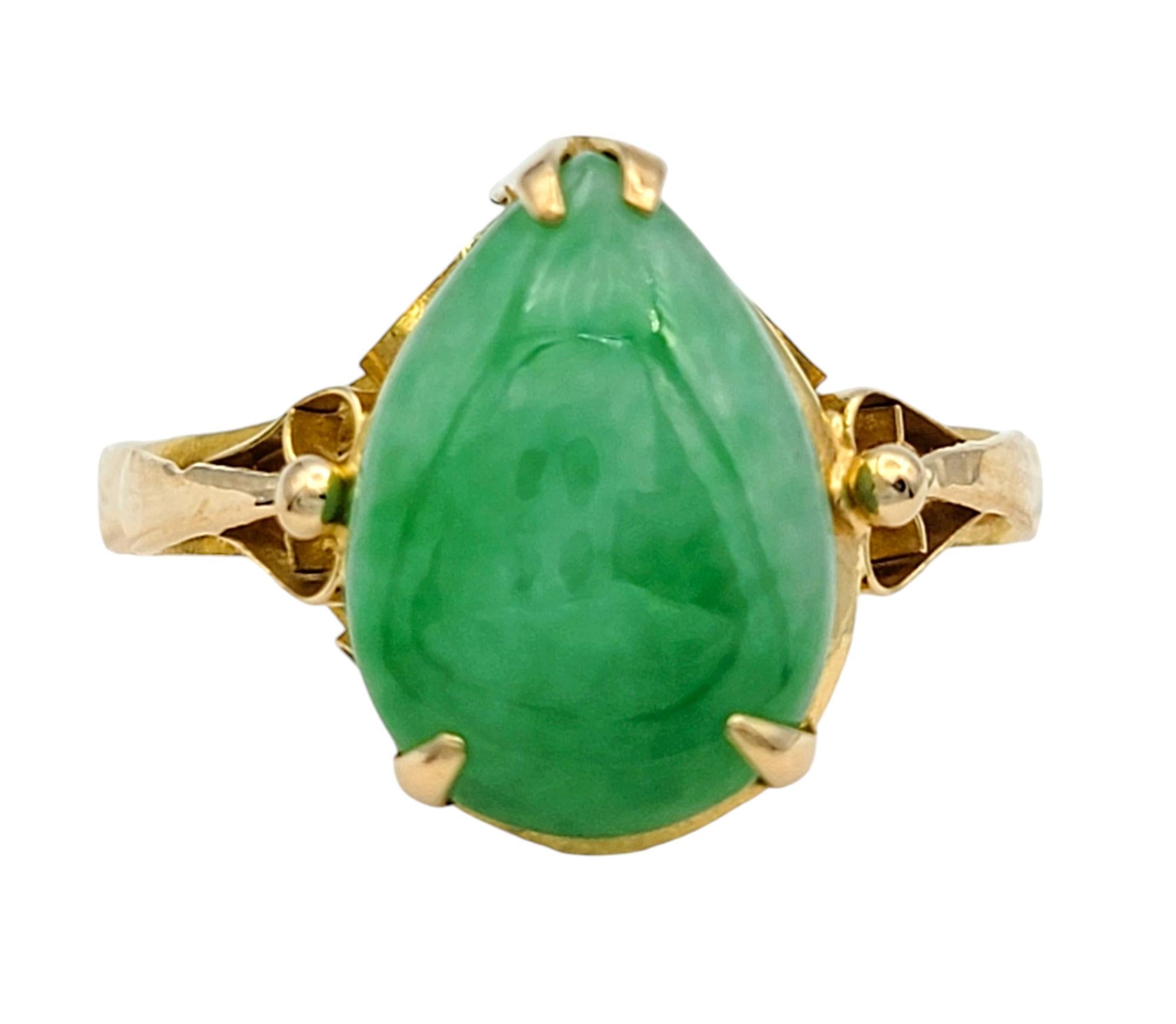 Ringgröße: 7.25

Lassen Sie sich von der exotischen Eleganz dieses atemberaubenden Rings aus gefärbtem Jadeit in Birnenform verführen, einem Meisterwerk der Schönheit der Natur und der raffinierten Handwerkskunst. Eingefasst in luxuriöses