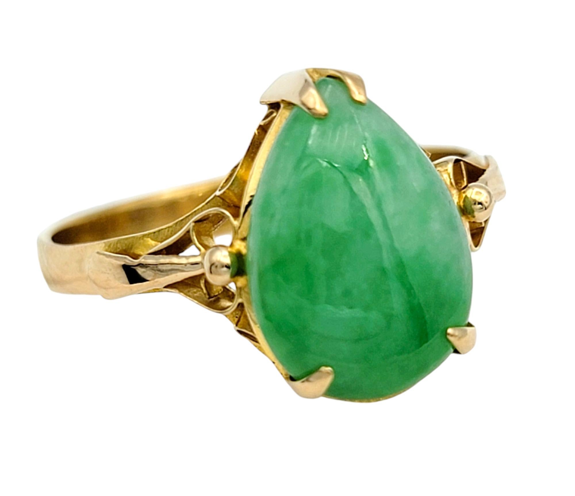 Birnenförmiger Cabochon gefärbter Jadeit Vintage 18 Karat Gelbgold Ring (Zeitgenössisch) im Angebot