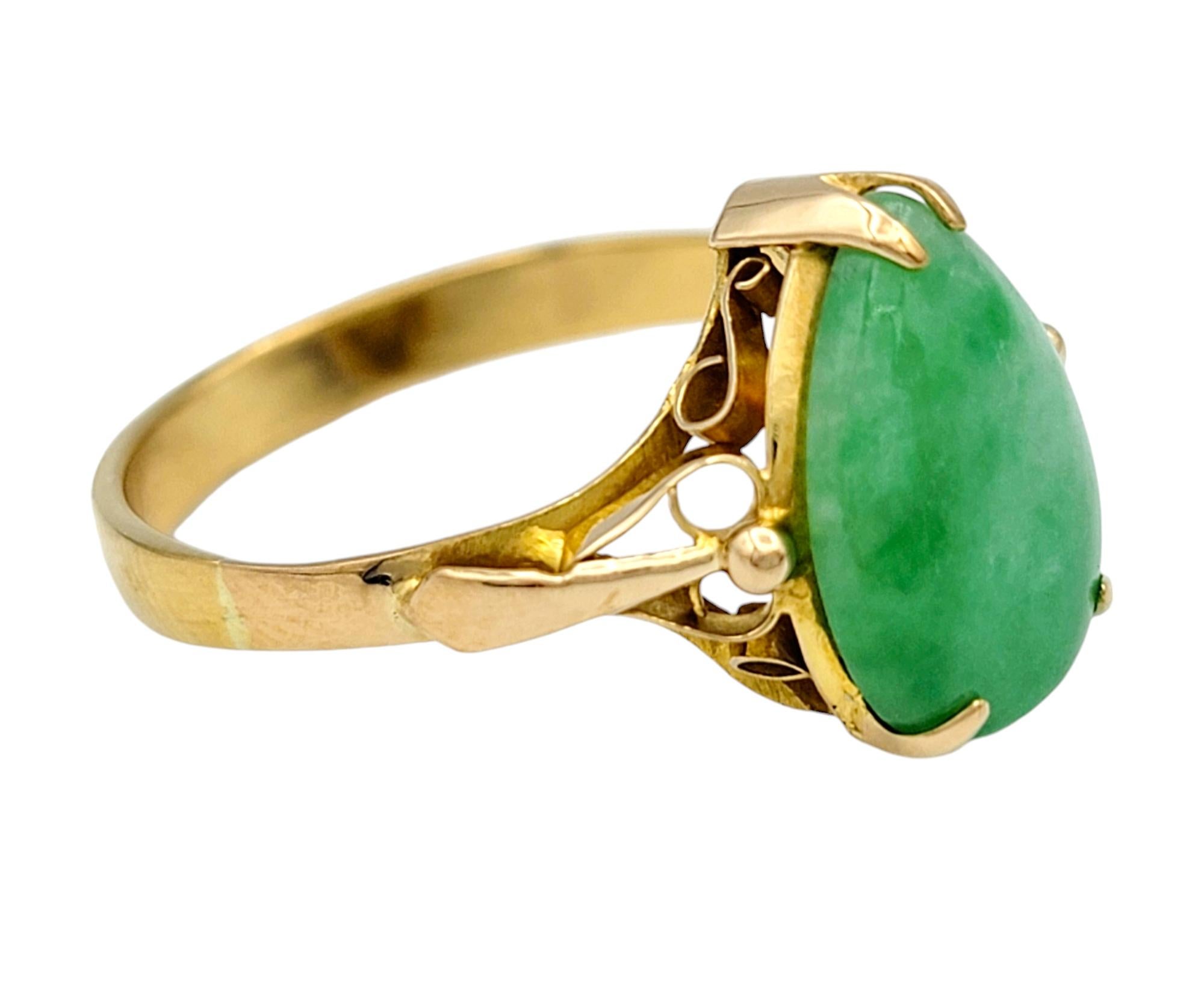 Birnenförmiger Cabochon gefärbter Jadeit Vintage 18 Karat Gelbgold Ring (Tropfenschliff) im Angebot
