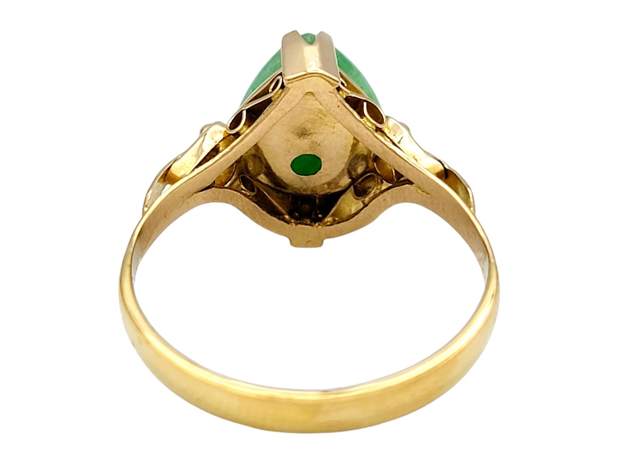 Birnenförmiger Cabochon gefärbter Jadeit Vintage 18 Karat Gelbgold Ring Damen im Angebot