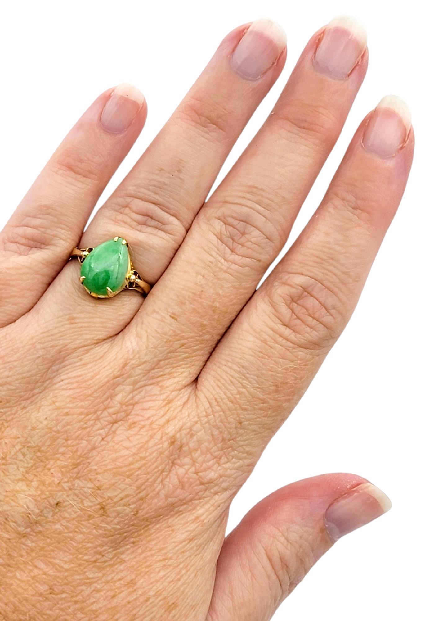 Birnenförmiger Cabochon gefärbter Jadeit Vintage 18 Karat Gelbgold Ring im Angebot 1