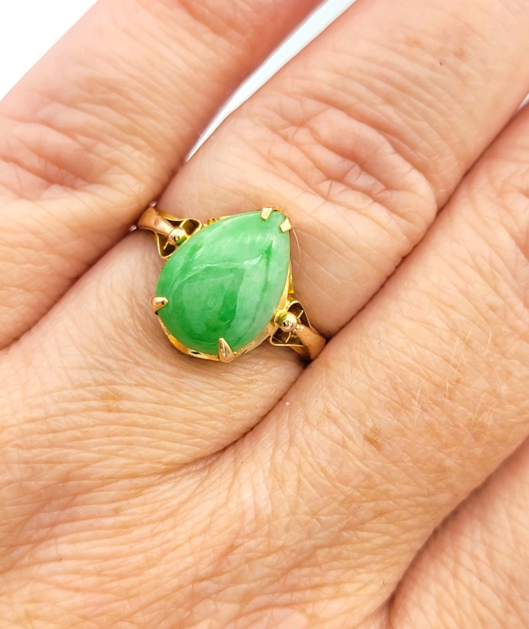 Birnenförmiger Cabochon gefärbter Jadeit Vintage 18 Karat Gelbgold Ring im Angebot 2