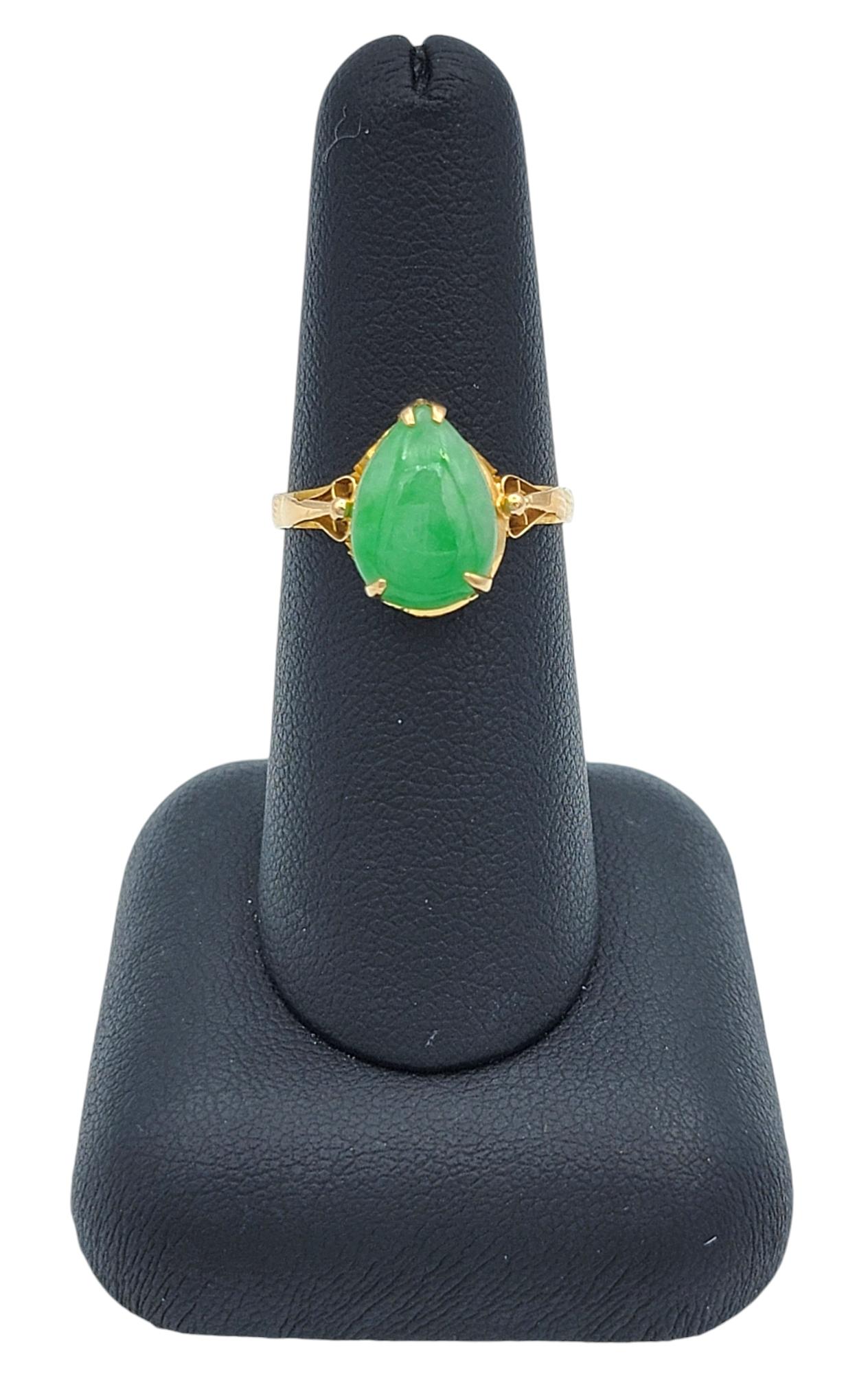 Birnenförmiger Cabochon gefärbter Jadeit Vintage 18 Karat Gelbgold Ring im Angebot 3
