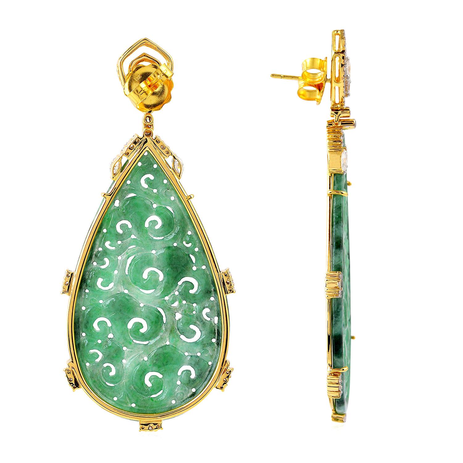 Artisan Pendants d'oreilles en or jaune 18 carats avec jade sculpté en forme de poire et diamants en vente