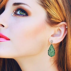 Pendiente Colgante de Jade Tallado en Forma de Pera con Diamantes de Oro Amarillo de 18k