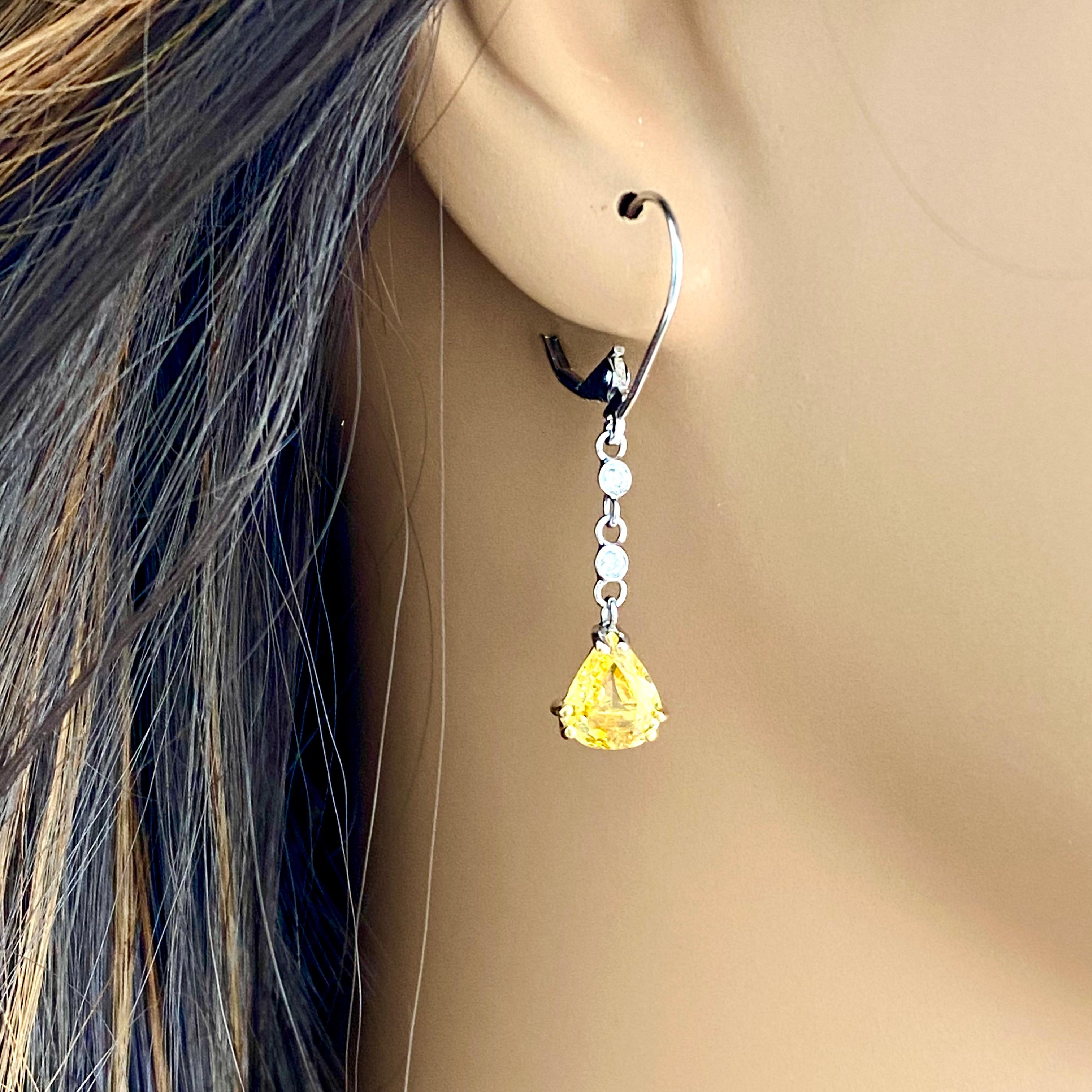 Ohrringe in Birnenform mit gelbem Ceylon-Saphir und Diamant in Gold mit Hebelverschluss (Zeitgenössisch)