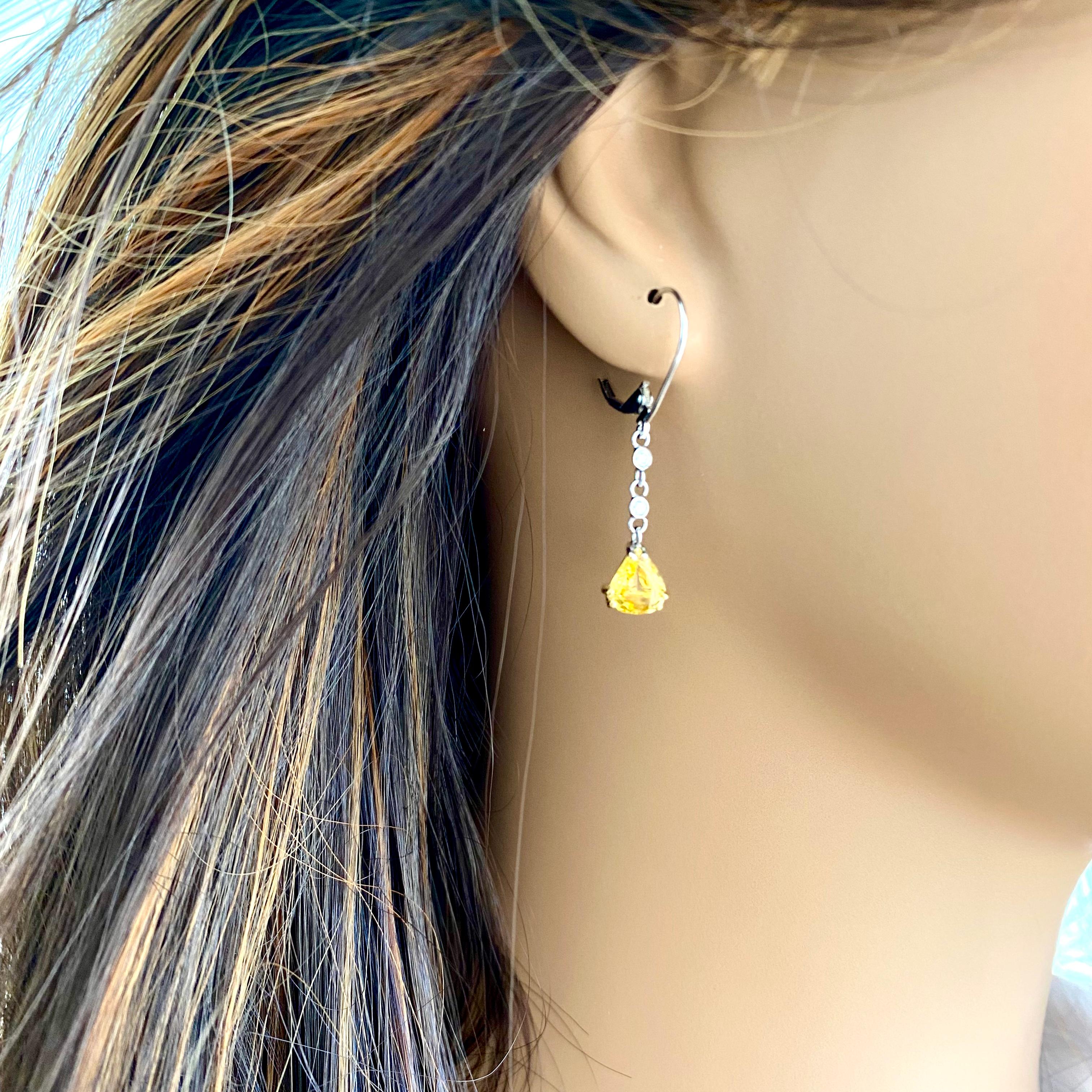Ohrringe in Birnenform mit gelbem Ceylon-Saphir und Diamant in Gold mit Hebelverschluss (Tropfenschliff)
