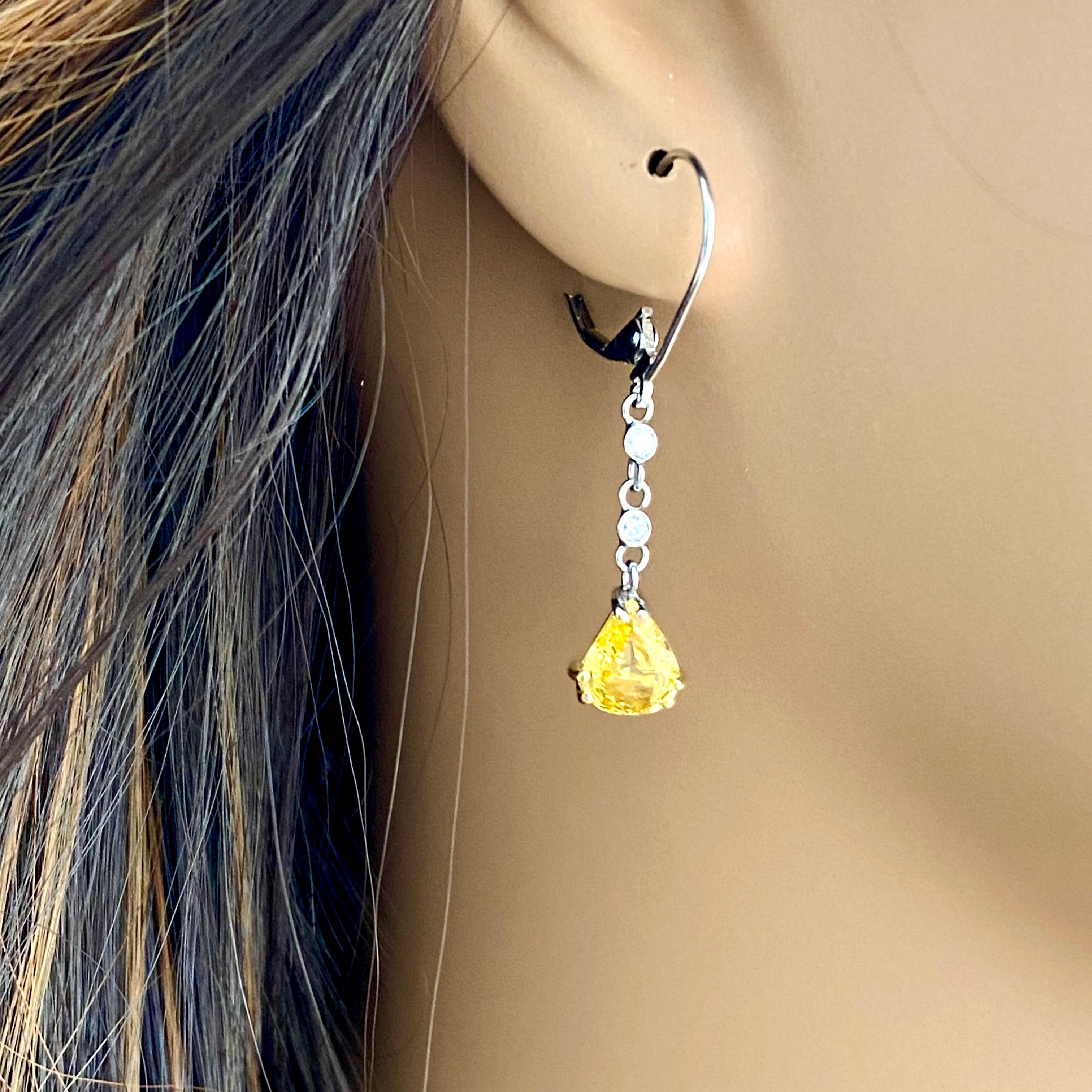 Ohrringe in Birnenform mit gelbem Ceylon-Saphir und Diamant in Gold mit Hebelverschluss 3