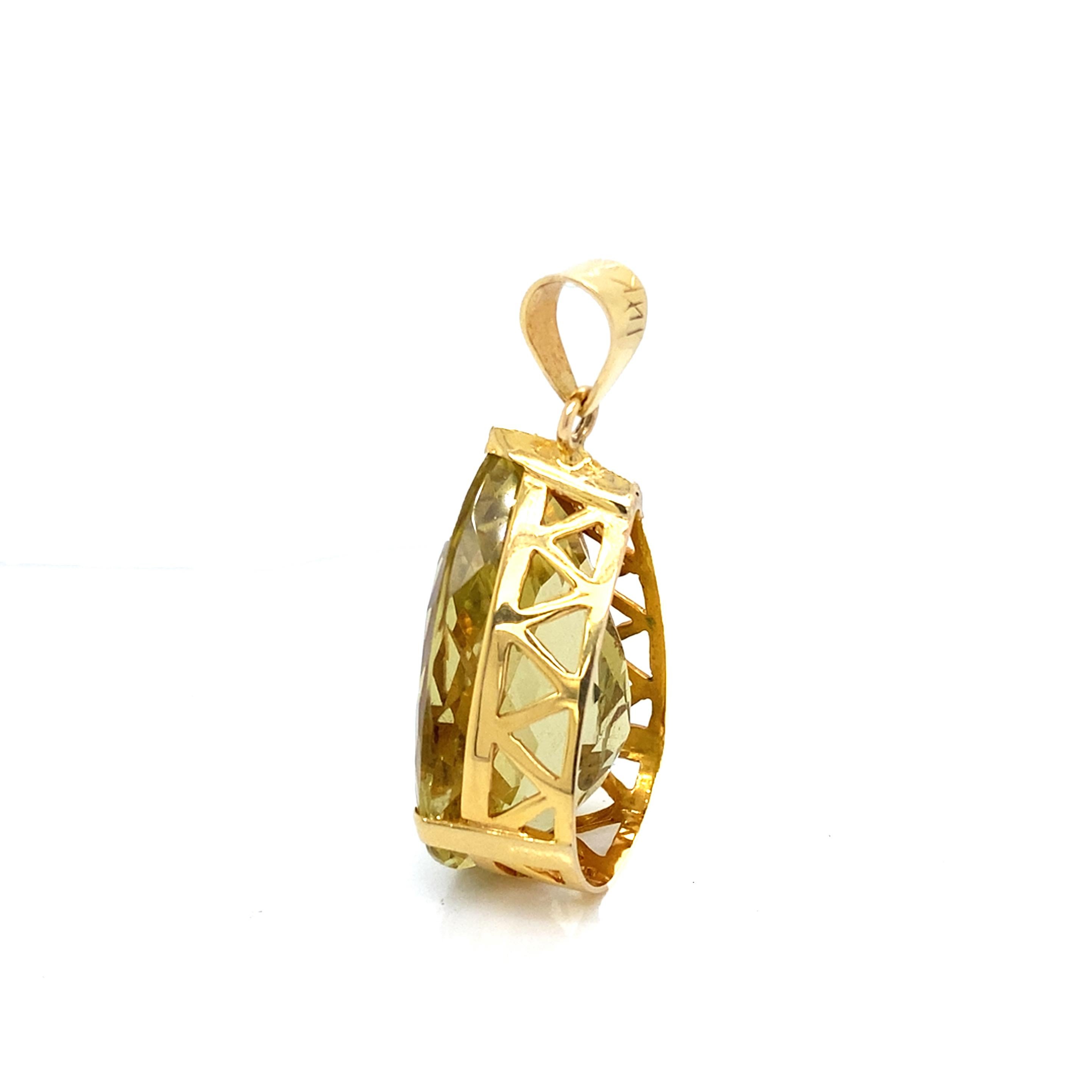 Ce magnifique pendentif en or jaune 14 carats est orné en son centre d'une superbe scapolite en forme de poire taillée en damier, d'une couleur jaune citron juteuse, maintenue en place par une solide monture ouverte à trois griffes.

L'imposante