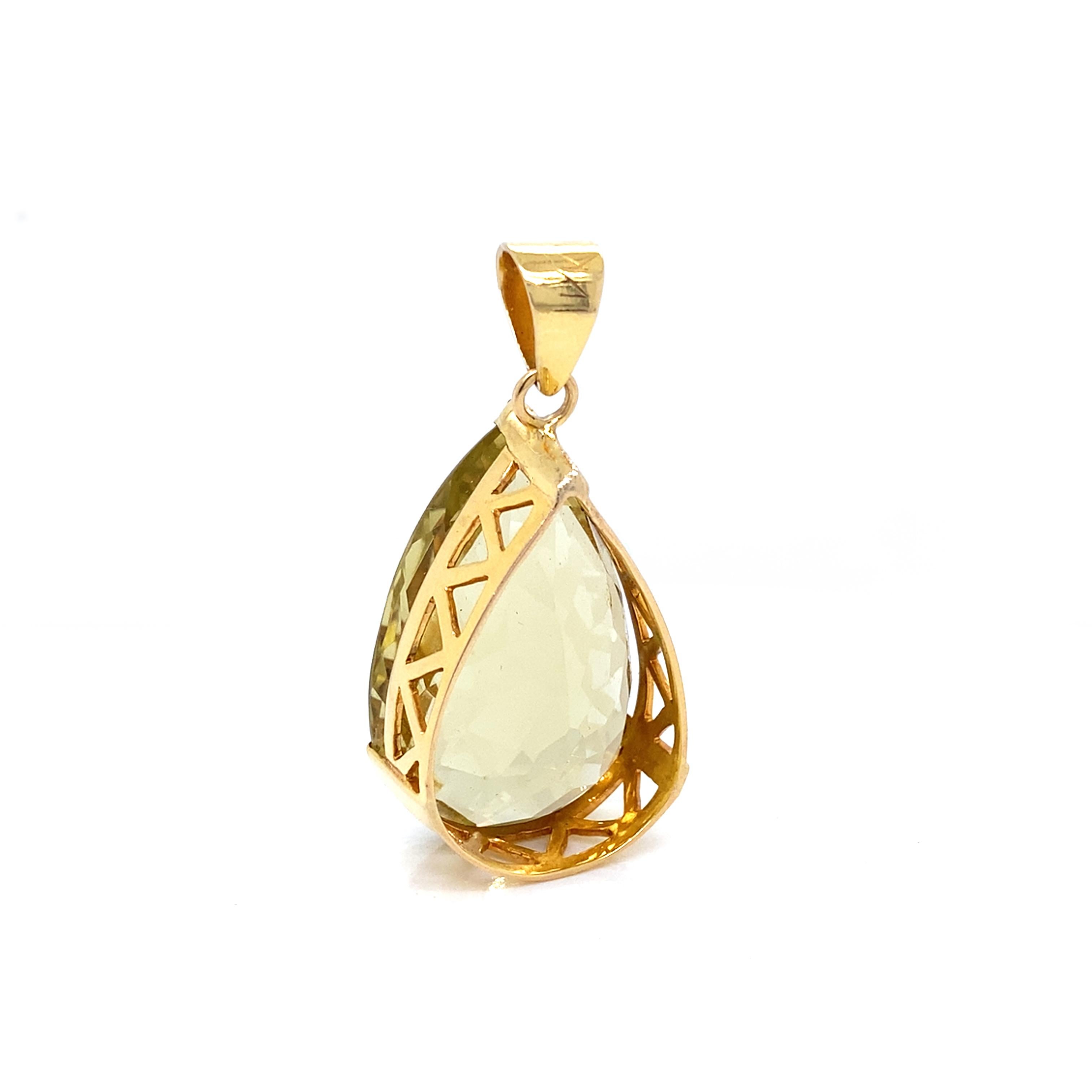 Taille poire Pendentif Scapolite en or jaune 14 carats en forme de poire en vente