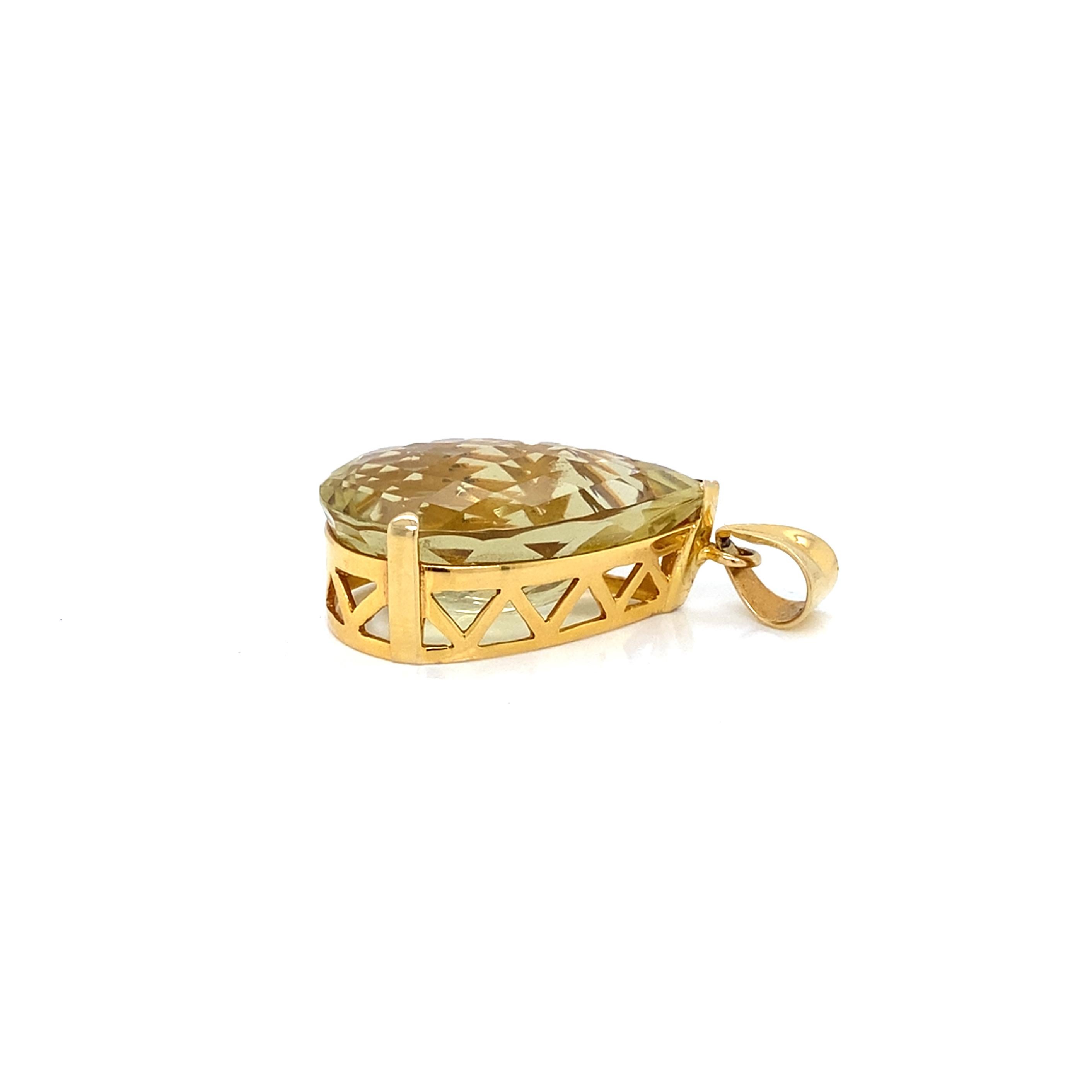 Pendentif Scapolite en or jaune 14 carats en forme de poire Excellent état - En vente à London, GB