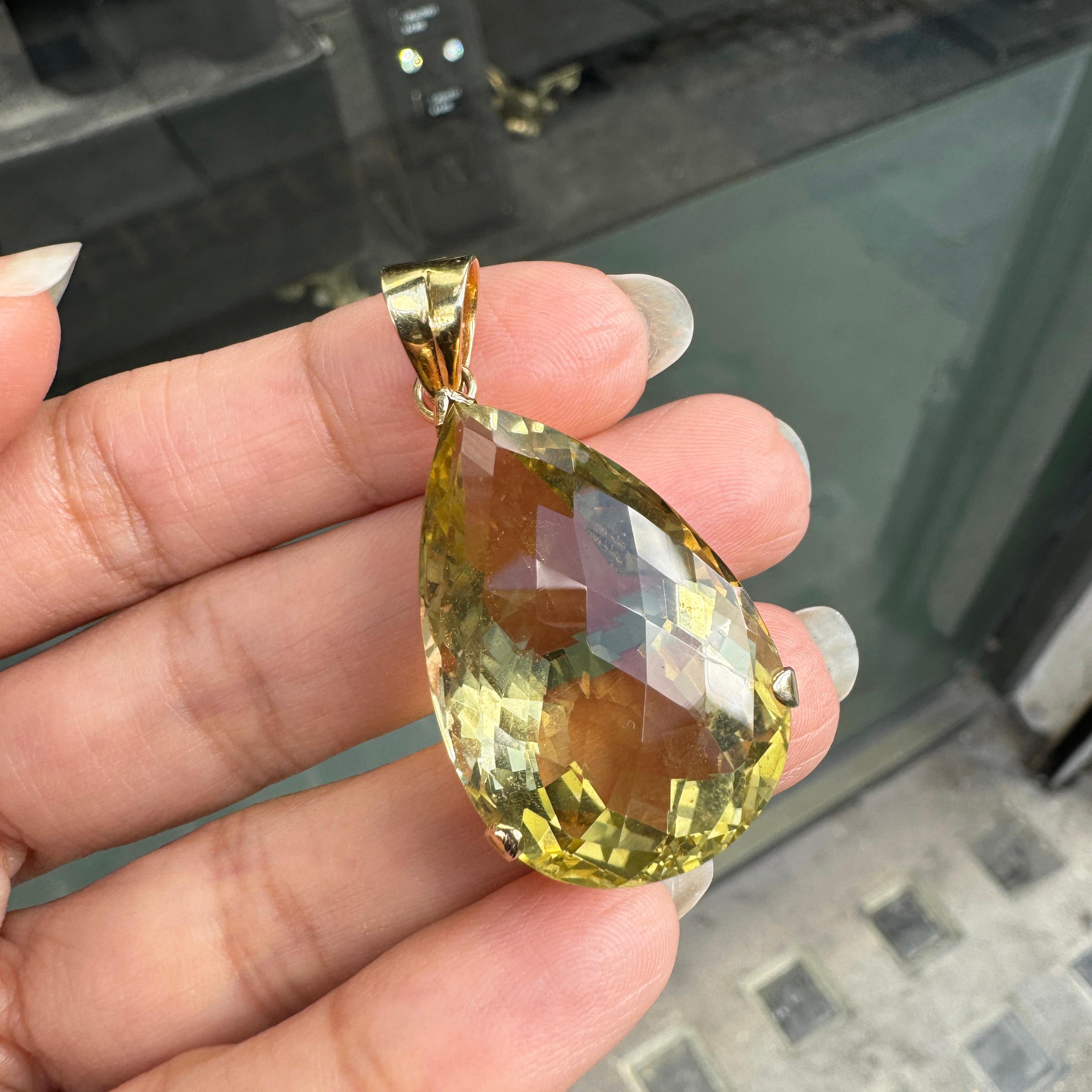Pendentif Scapolite en or jaune 14 carats en forme de poire Unisexe en vente