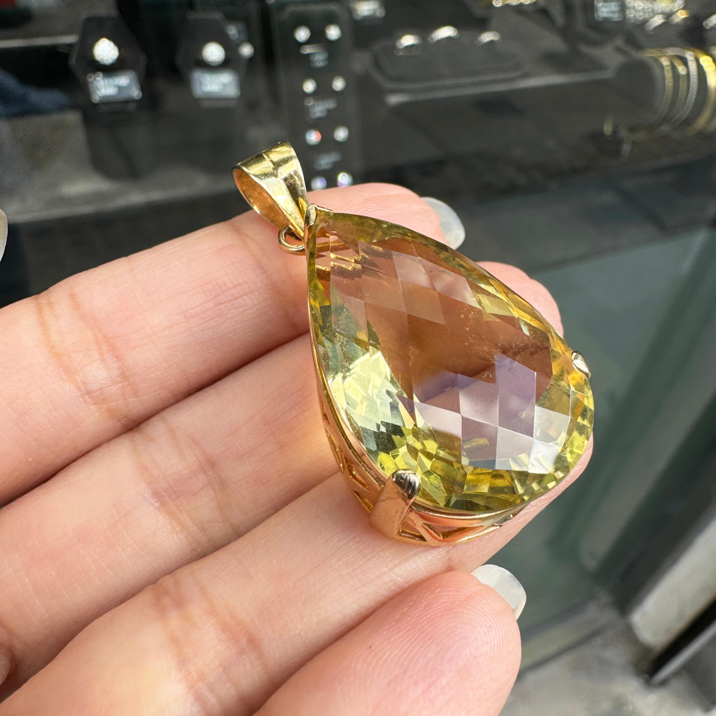 Pendentif Scapolite en or jaune 14 carats en forme de poire en vente 1