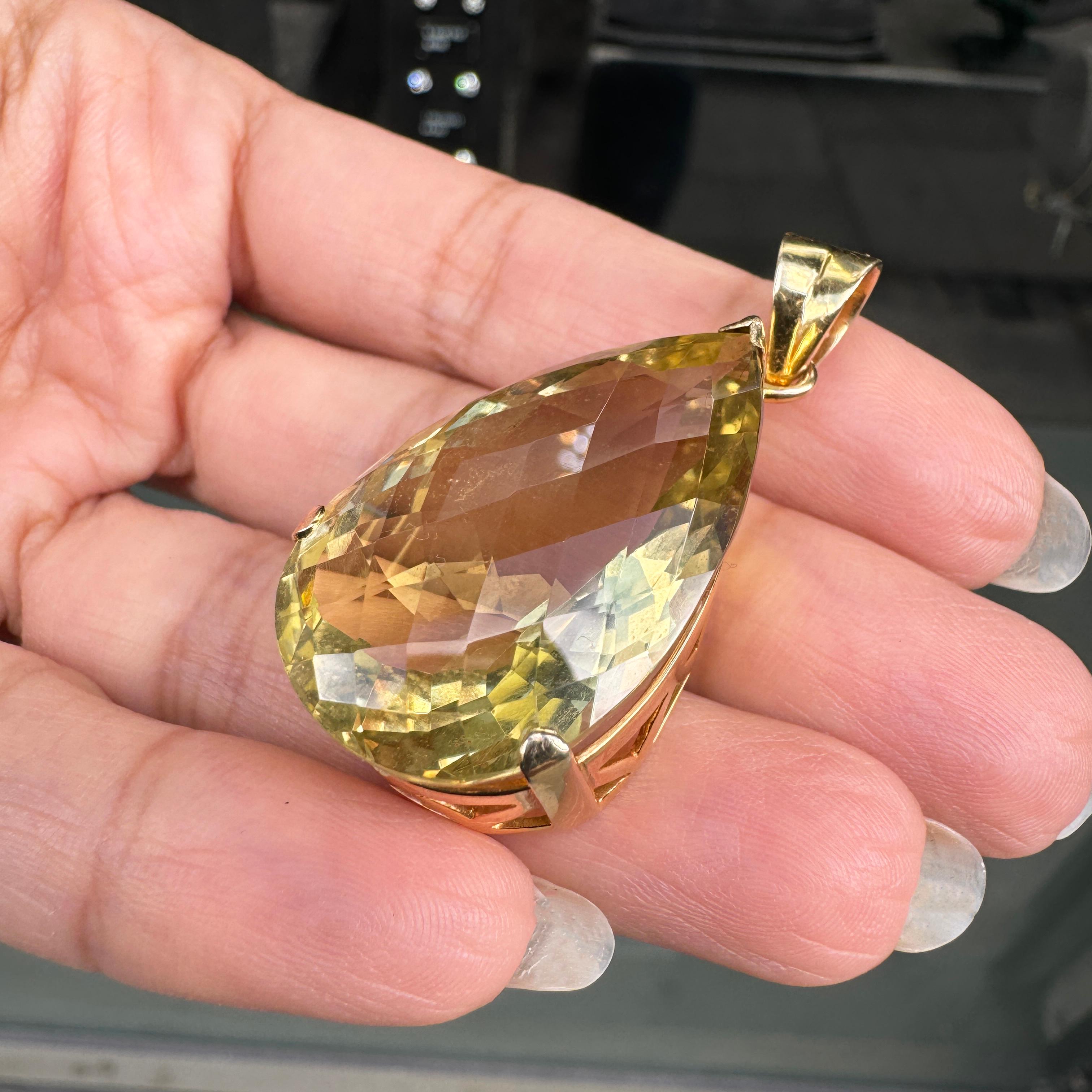 Pendentif Scapolite en or jaune 14 carats en forme de poire en vente 2