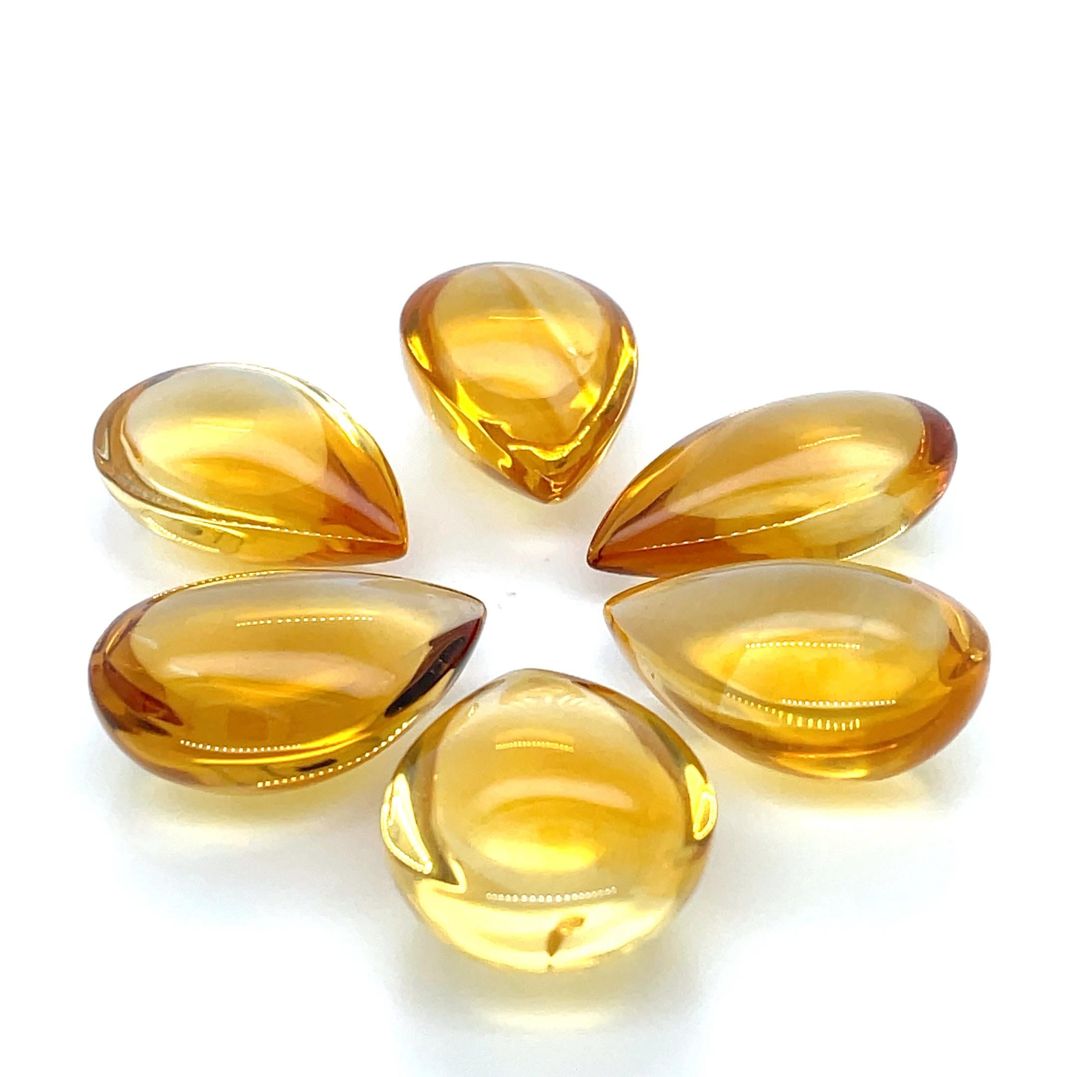 Questo set presenta sei gemme citrine cabochon a forma di pera, per un totale di 118,42 carati. 

Estratto dal Brasile, il citrino è noto per le sue calde sfumature giallo-oro e ambra. 

Simboleggia l'abbondanza, la prosperità e l'energia. 

Questi