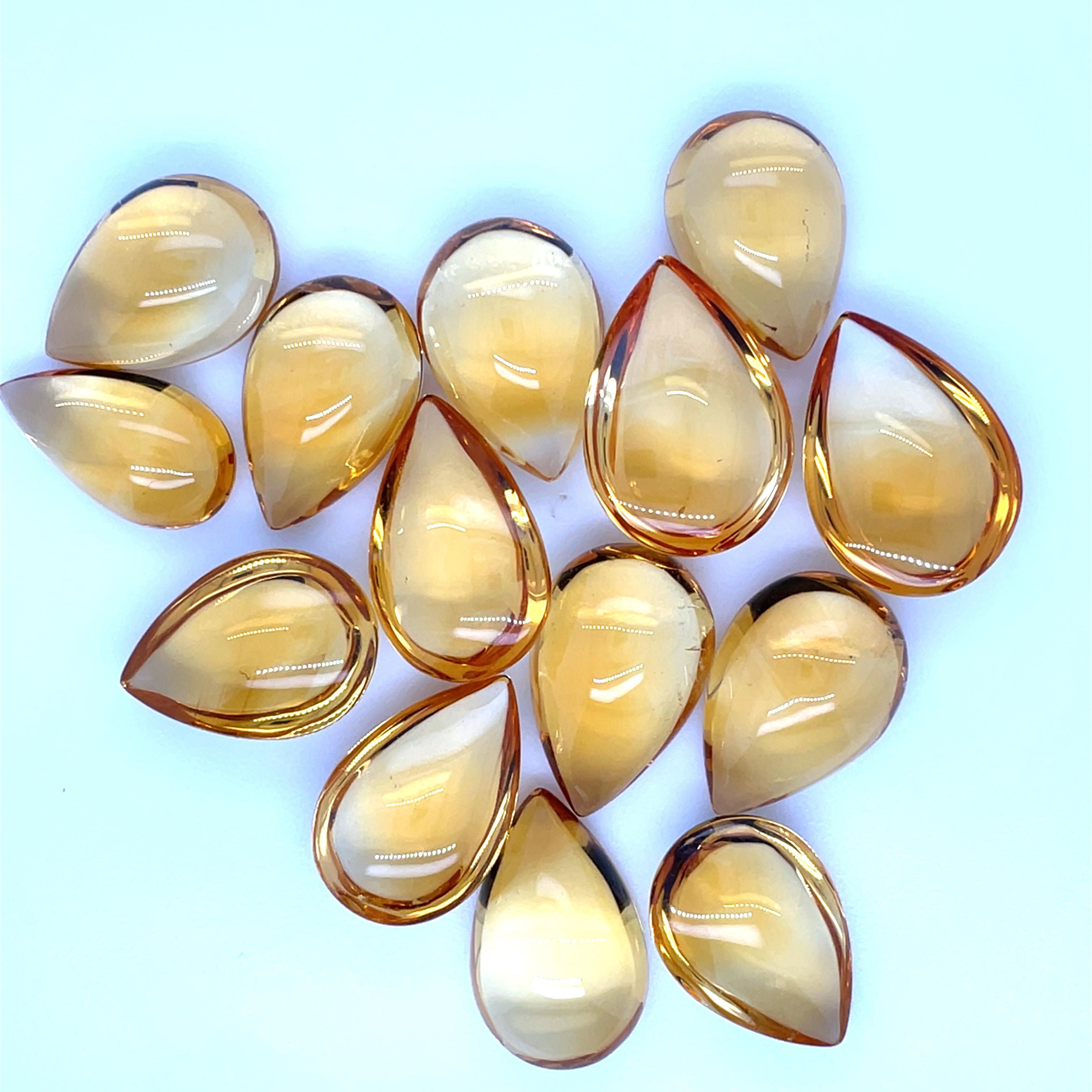 Questi squisiti cabochon a forma di pera di Citrino pesano complessivamente 169,53 carati e provengono dalle rinomate miniere di gemme del Brasile. 

Il citrino è noto per le sue tonalità calde e dorate, che simboleggiano prosperità, felicità ed