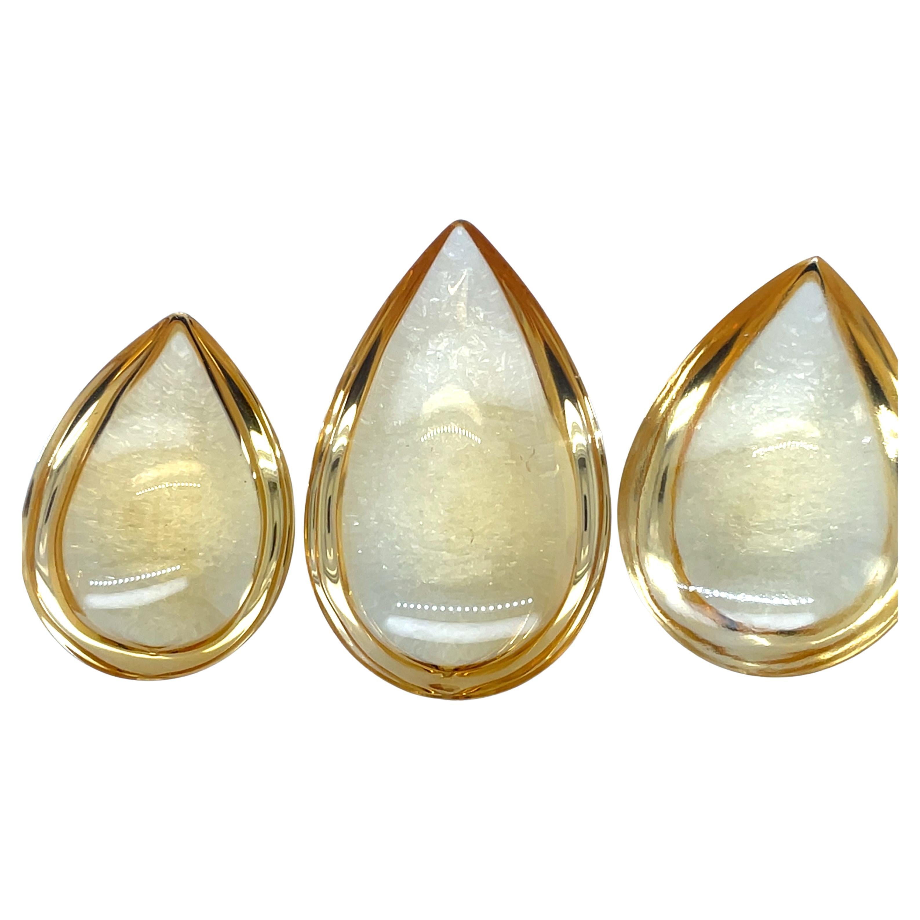 Questa splendida collezione di cabochon a forma di pera di Citrino pesa un totale di 219,40 carati, provenienti dalle famose miniere di gemme del Brasile. 

Conosciuto per le sue calde tonalità dorate e ambrate, il Vitale è spesso considerato la