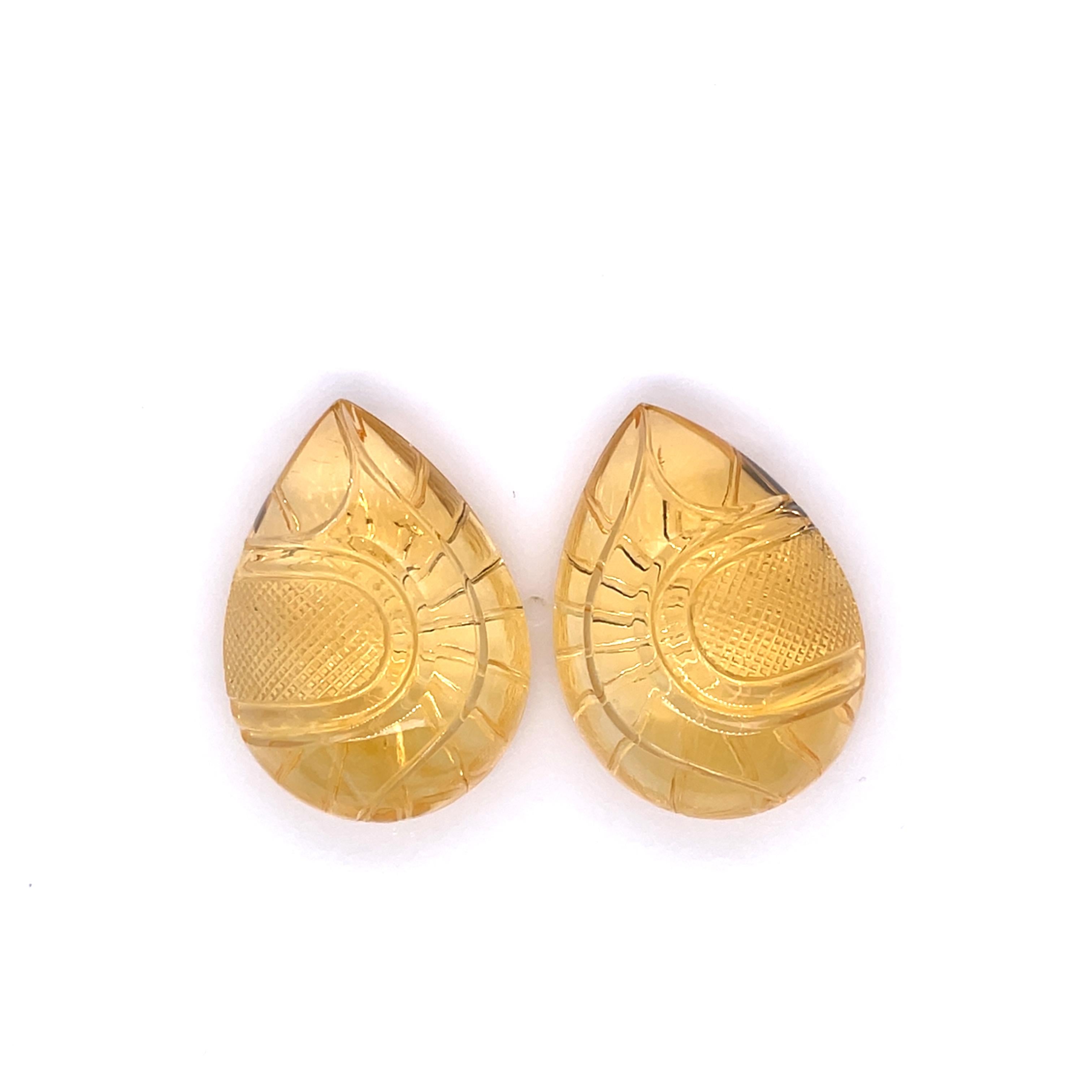 Questa splendida coppia di gemme citrine intagliate a forma di pera, del peso complessivo di 93,48 carati, proviene dalle miniere baciate dal sole del Brasile. 

Conosciuti per il loro colore giallo oro, i citrini sono apprezzati per la loro