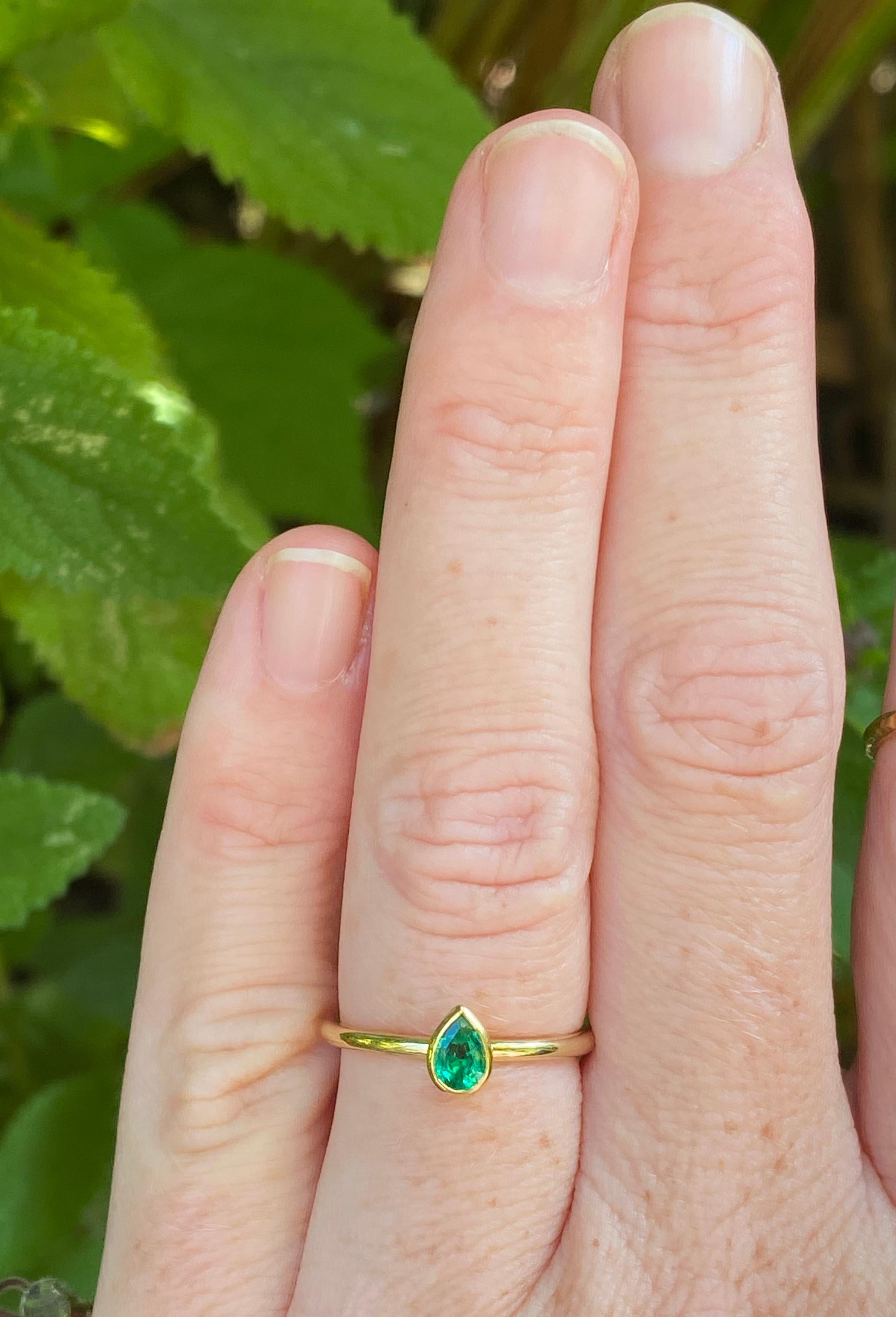 Contemporary Pear Shaped Colombian Emerald 18 Karat Gold Stacking Engagement Ring For Sale