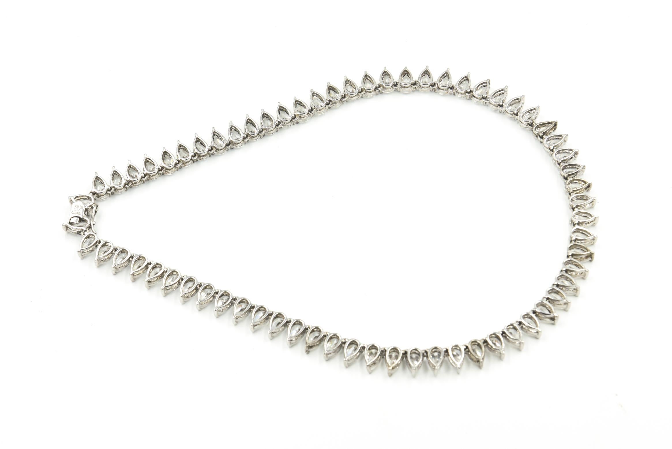 Statement-Halskette mit birnenförmigem kubistischem Zirkon aus CZ-Sterlingsilber im Angebot 3