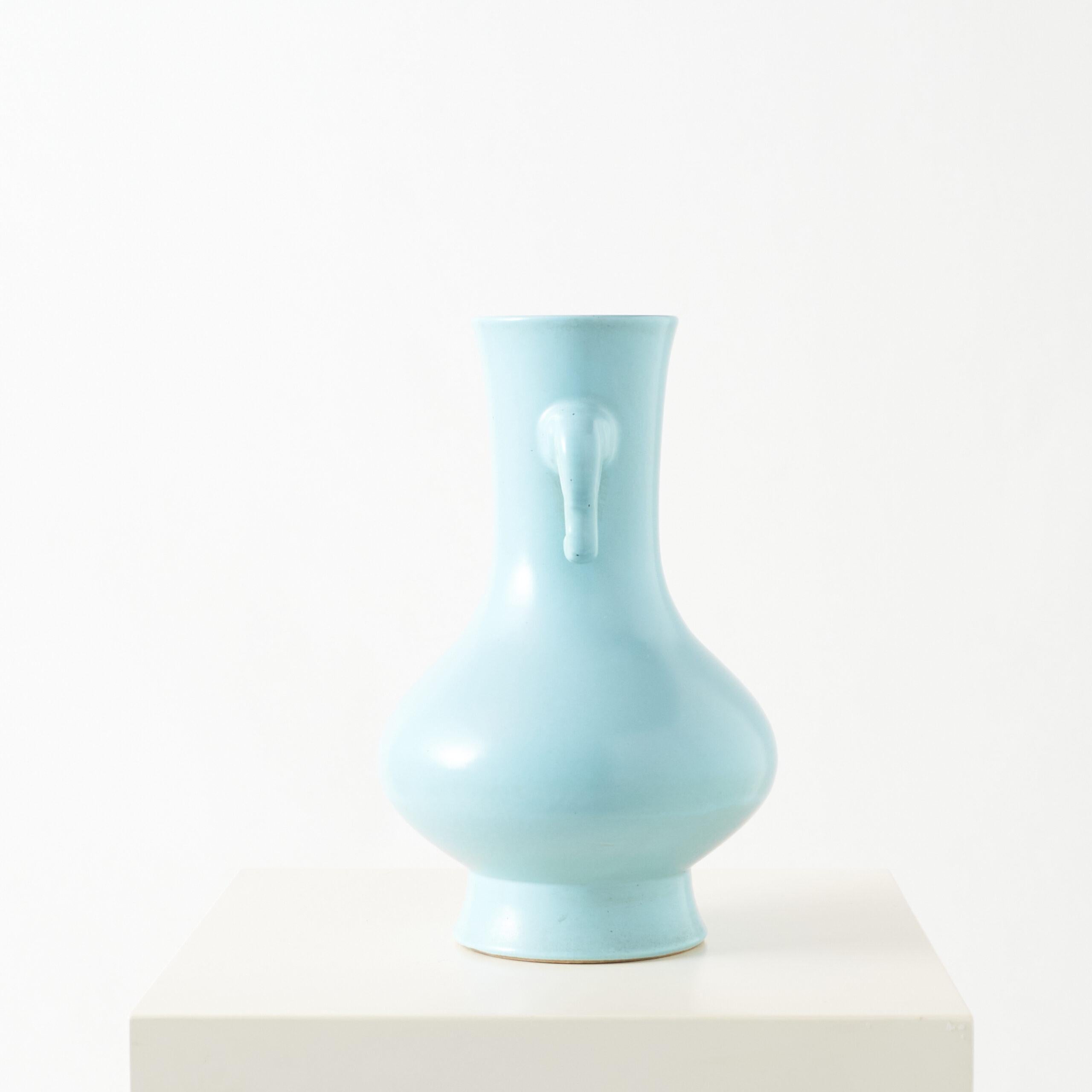 Cyan glasierte Vase in Birnenform mit Elefantengriffen

Eine dekorative birnenförmige Vase mit zarter, blassblauer Glasur und elefantenförmigen Henkeln. YongZheng-Marke am Sockel.

Zusätzliche Informationen:
Abmessungen: Höhe: 13,3″